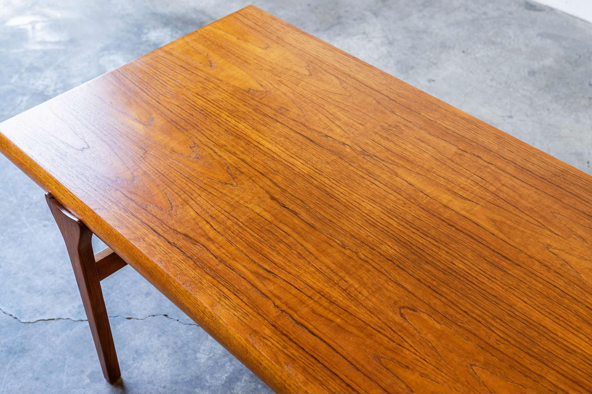 Dänischer ausziehbarer dänischer Teakholz-Couchtisch entworfen von Johannes Andersen im Angebot 3