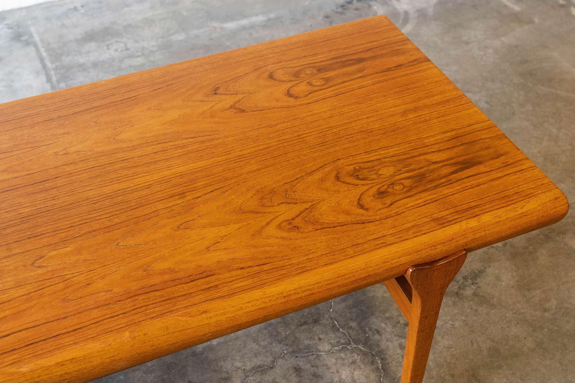 Dänischer ausziehbarer dänischer Teakholz-Couchtisch entworfen von Johannes Andersen im Angebot 4