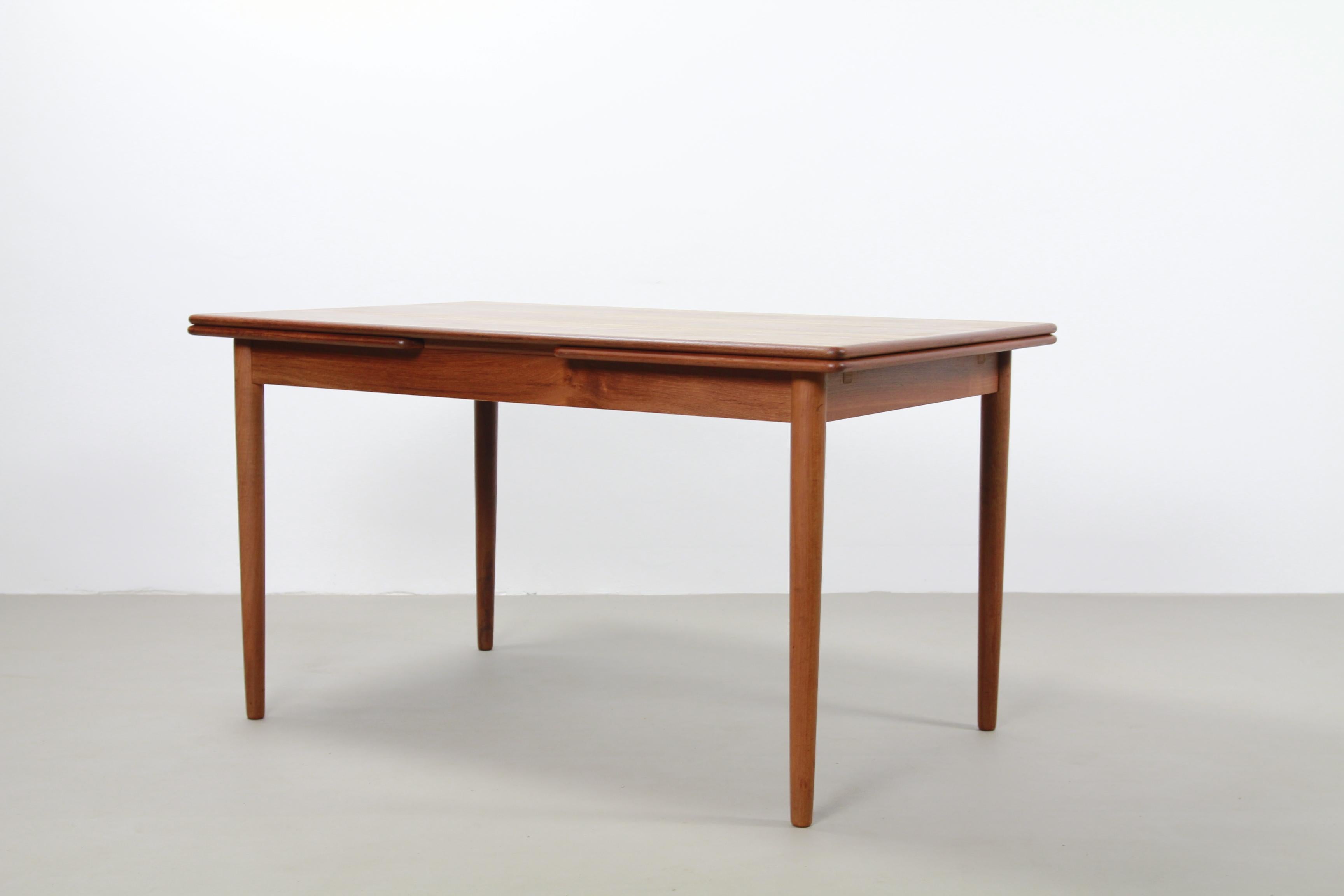 Danish Extendable Design Dining Table in Teak with 2 Extensions by Møller, 1960s In Good Condition In Amsterdam, Noord Holland