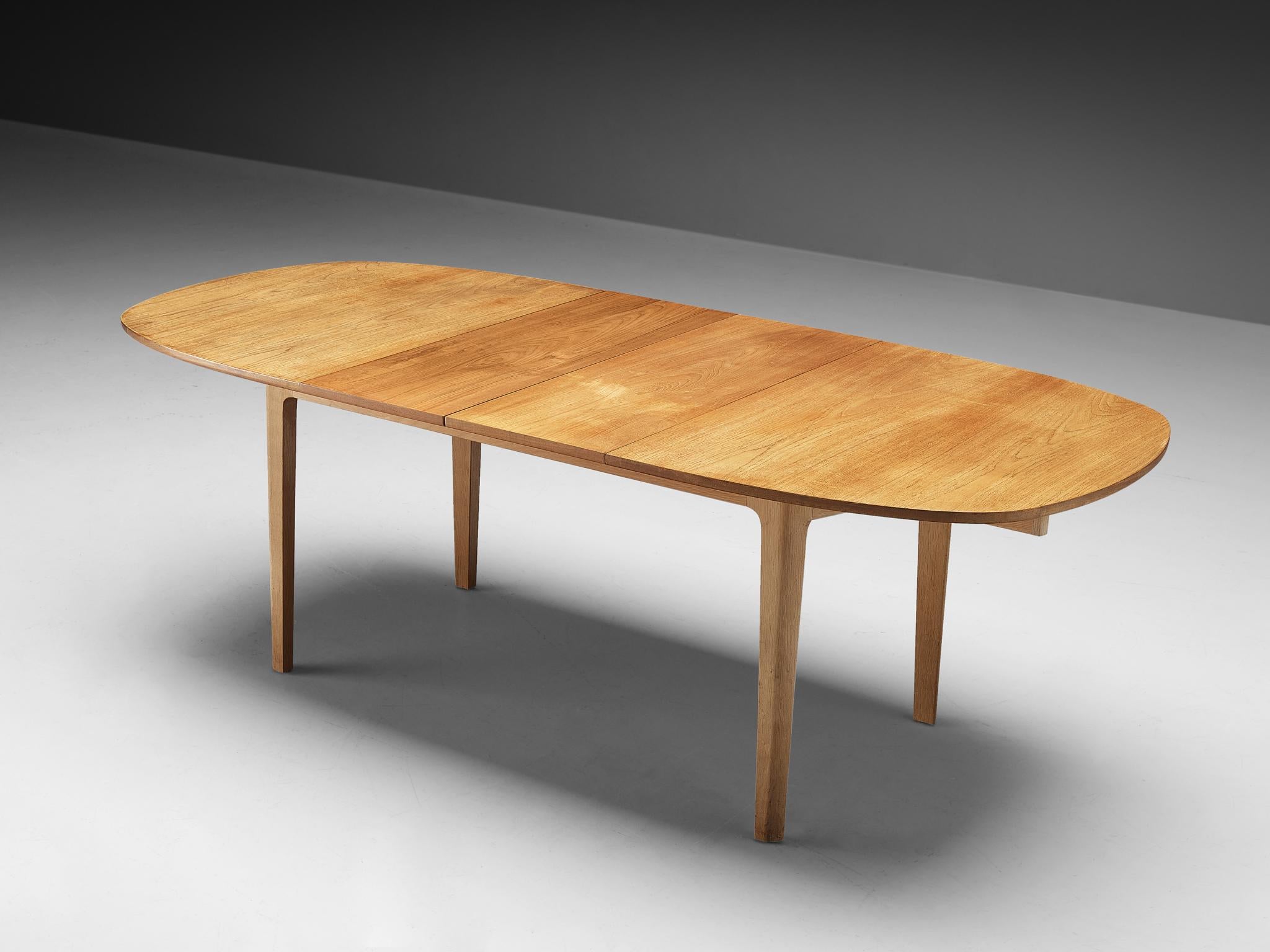 Extendable dining table, oak, Denmark, 1960s

This table shows a nice construction based on elegant lines and round shapes. The rectangular table top has rounded corners and is suited with one extension leave. Therefore, its size can be adjusted