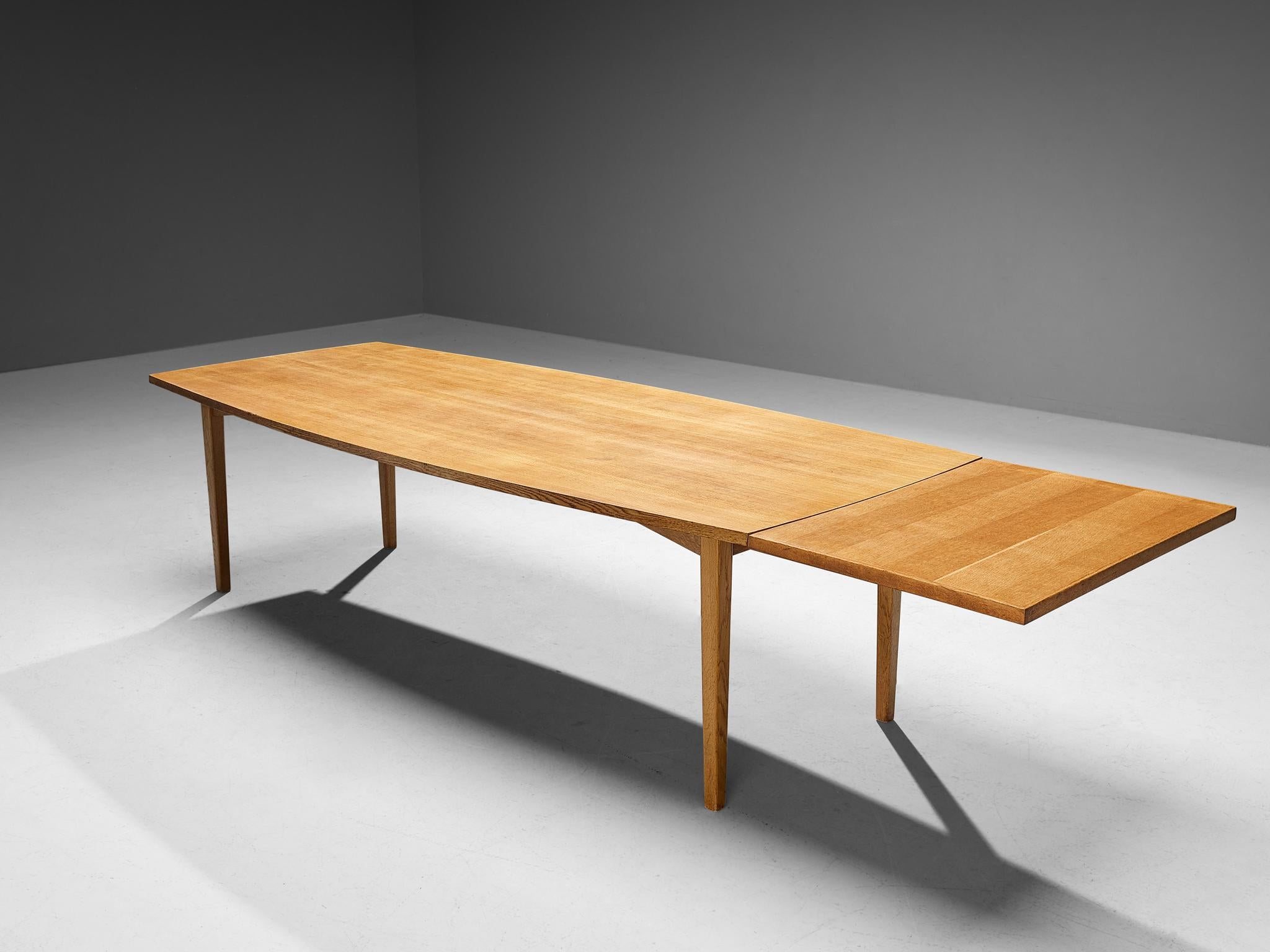Scandinave moderne Table de salle à manger danoise à rallonge en chêne  en vente