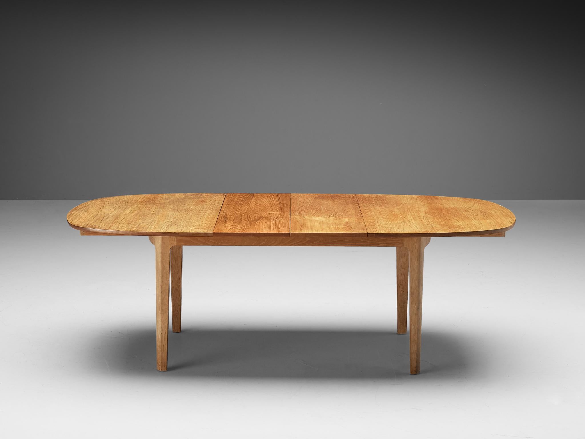 Mid-20th Century Danish Extendable Dining Table in Oak