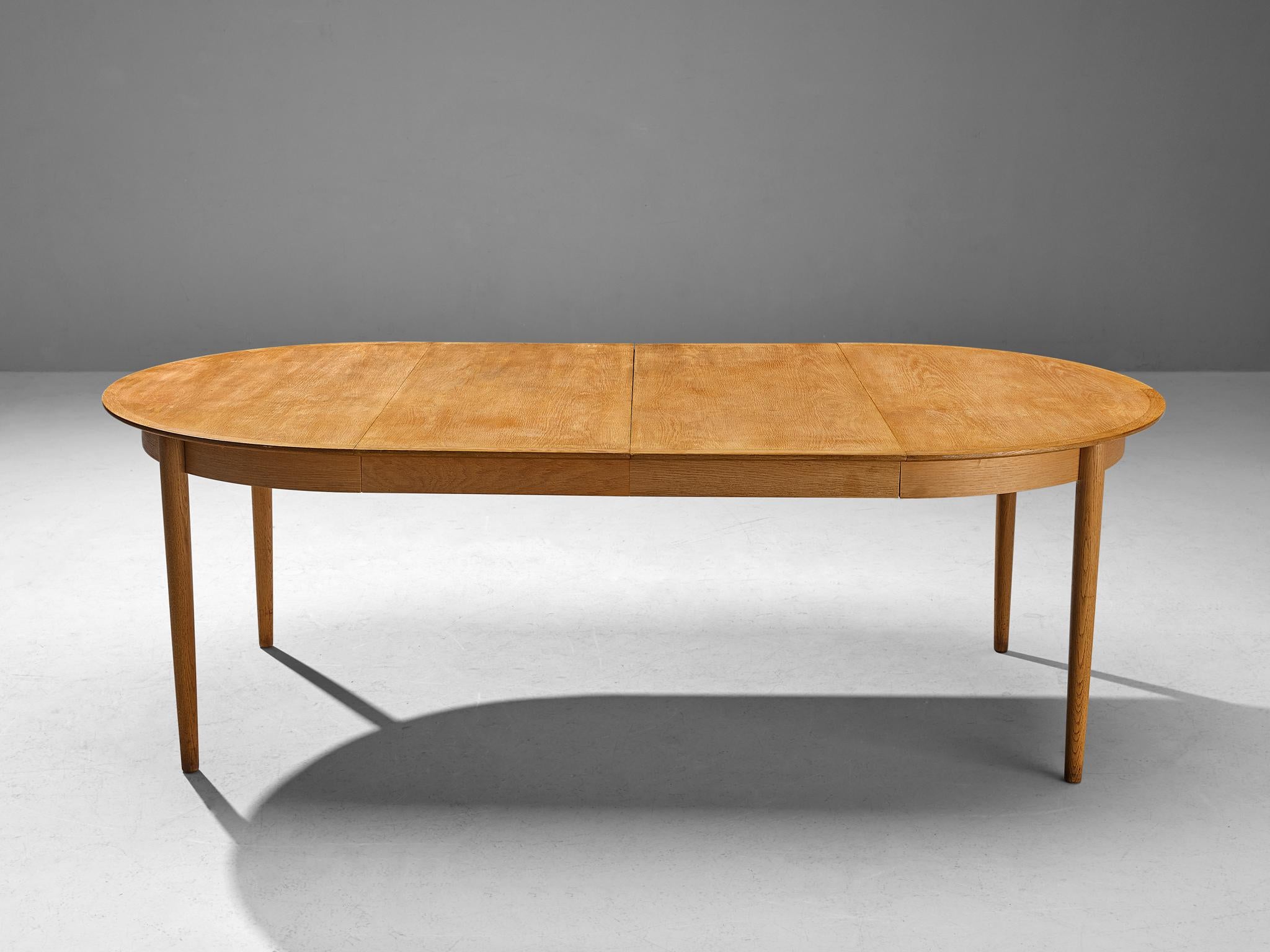 Mid-20th Century Danish Extendable Dining Table in Oak 