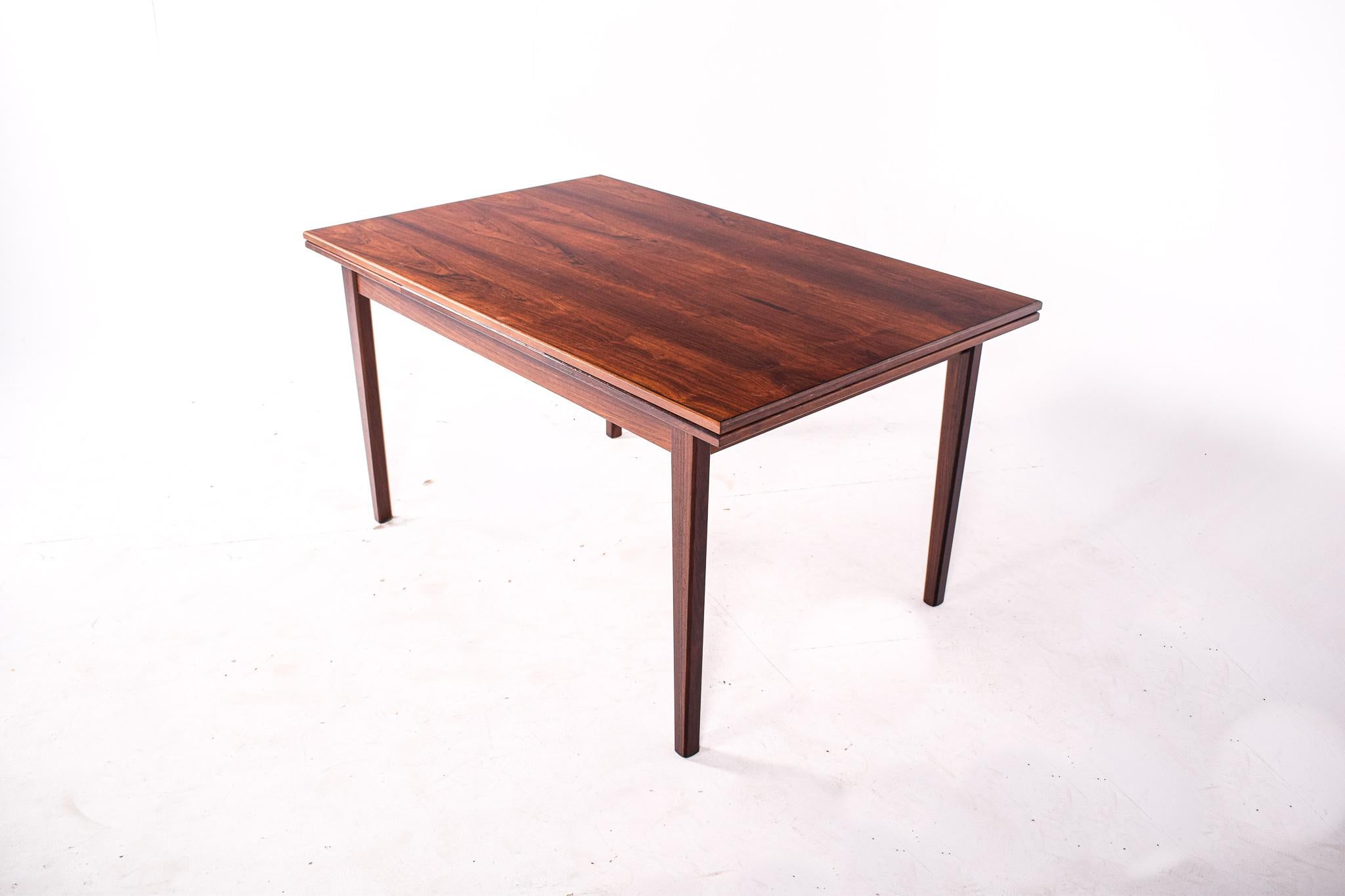 A beautiful rosewood midcentury Danish dining table, manufactured in the Denmark the 1960s. Length of each extension: 45 cm.