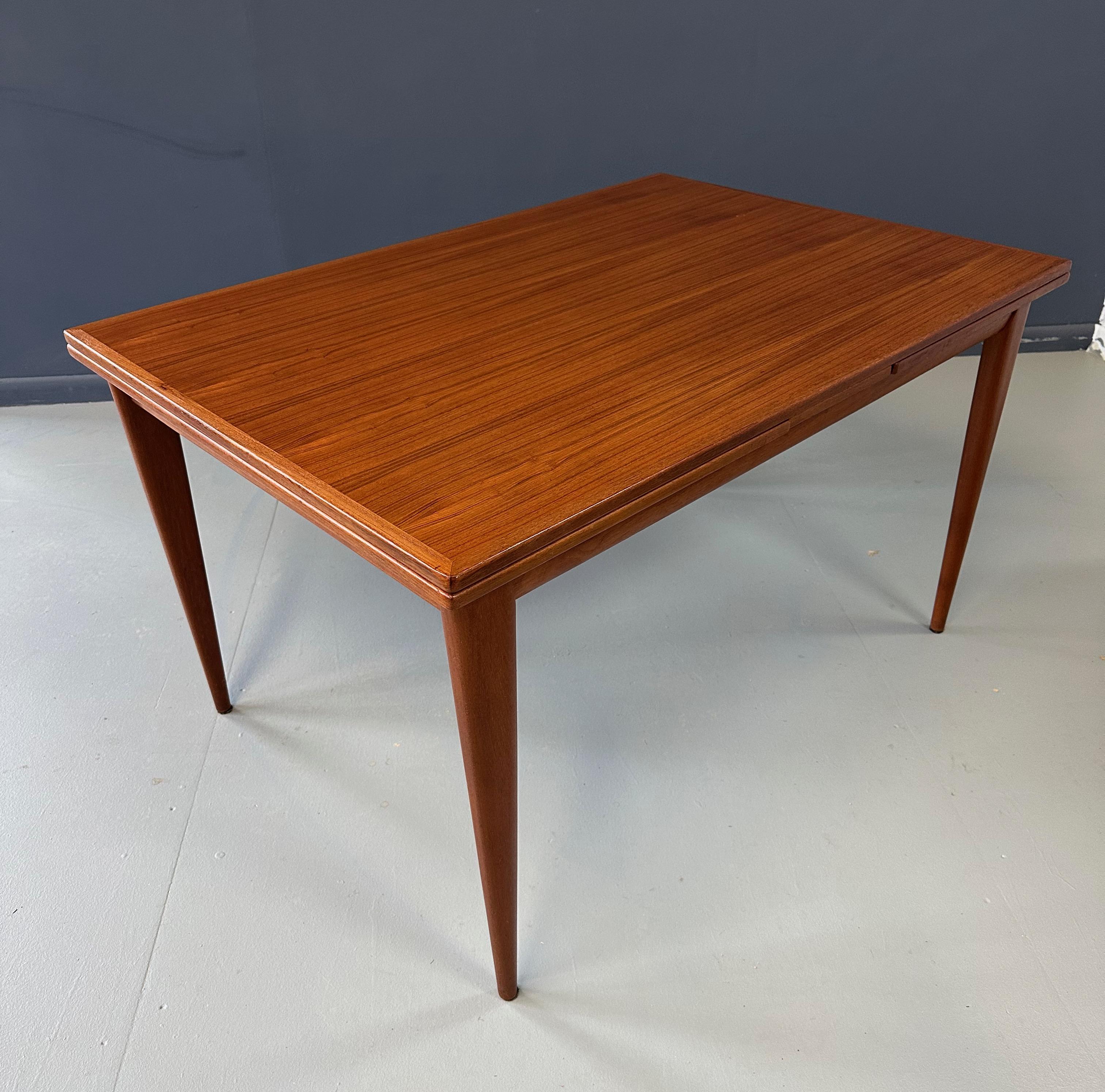 Elegant dining table No. 254 designed by Niels O. Møller in the 1950s and manufactured by J.L. Mollers Møbelfabrik in Denmark. This table comes in teak wood and combines minimalist Scandinavian Design and best Danish craftsmanship. The simple yet