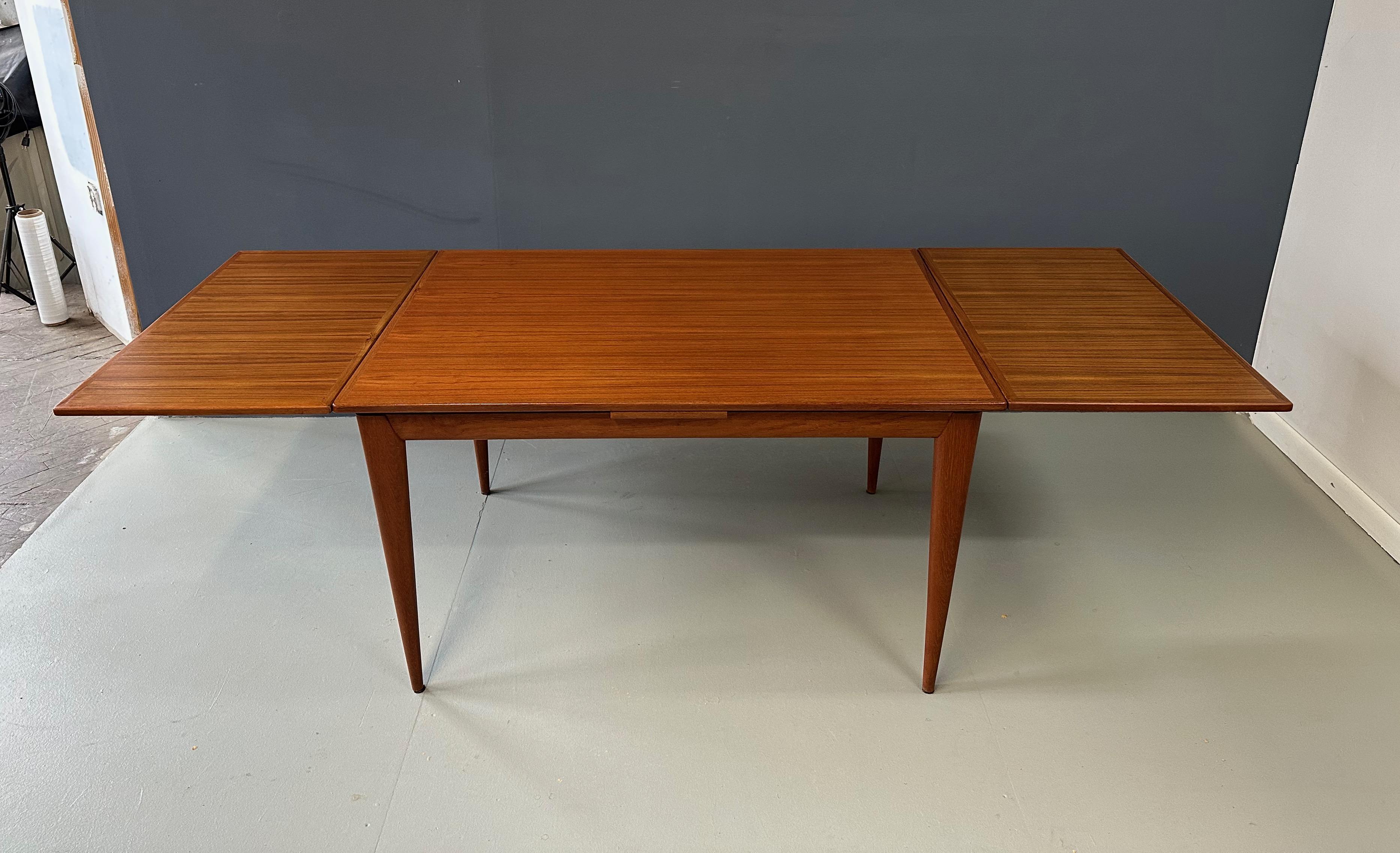 Danish Extendable Dining Table in Teak by Niels O. Møller for J.L. Møller In Good Condition For Sale In Philadelphia, PA
