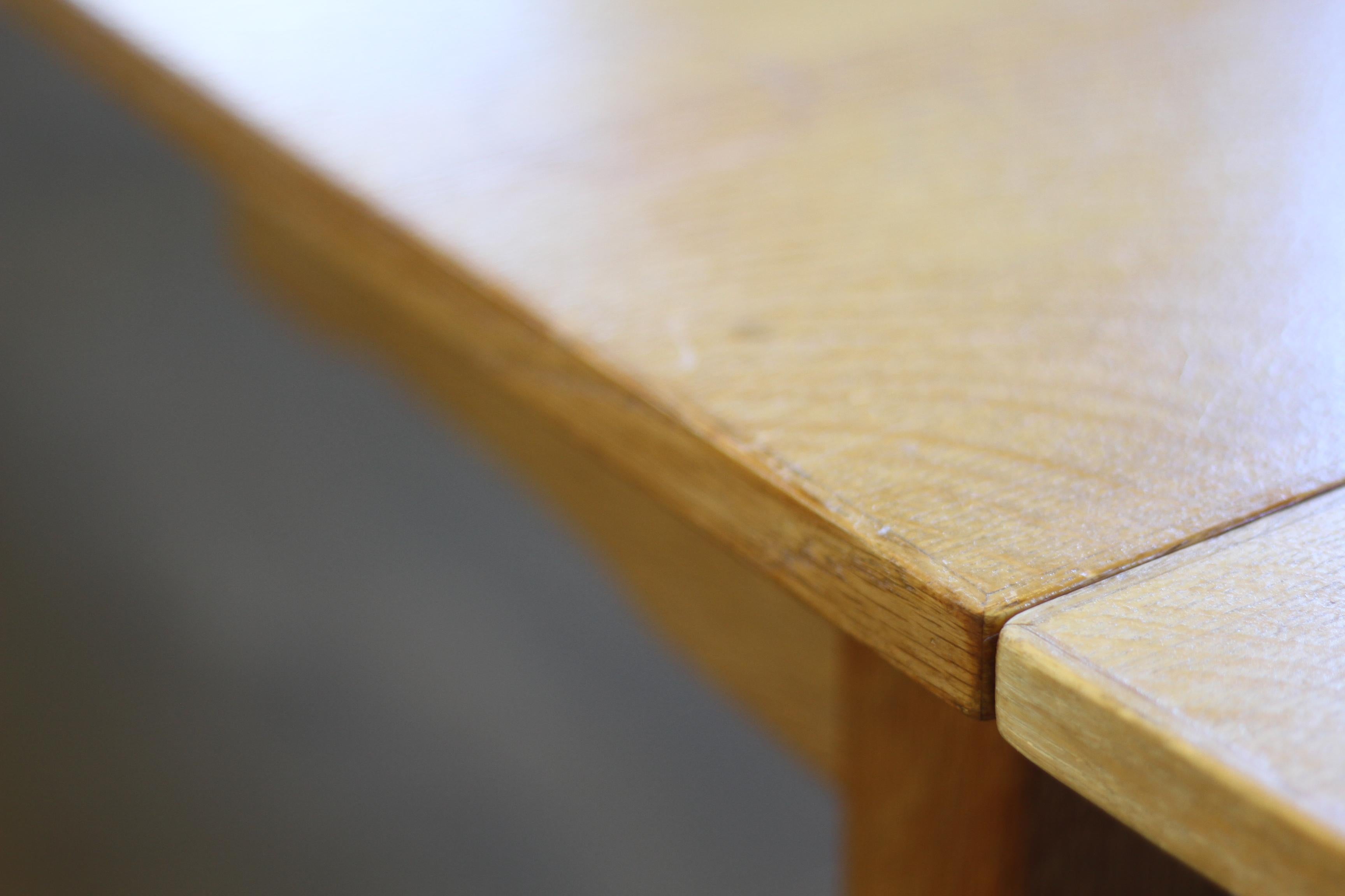 Danish Extendable Dining Table with leafs in Oak style of Henning Kjærnulf, 1960 In Good Condition For Sale In Store Heddinge, DK