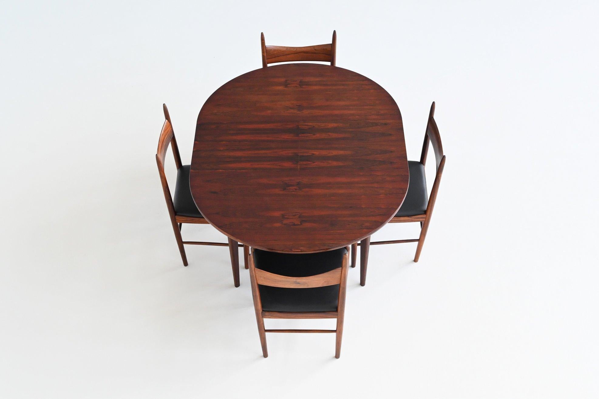 Beautiful oval shaped rosewood extendable dining table by unknown designer or manufacturer, Denmark 1960. This well-crafted table is made of amazingly grained and warm rosewood. The tapered legs are made of solid rosewood and could be dismantled