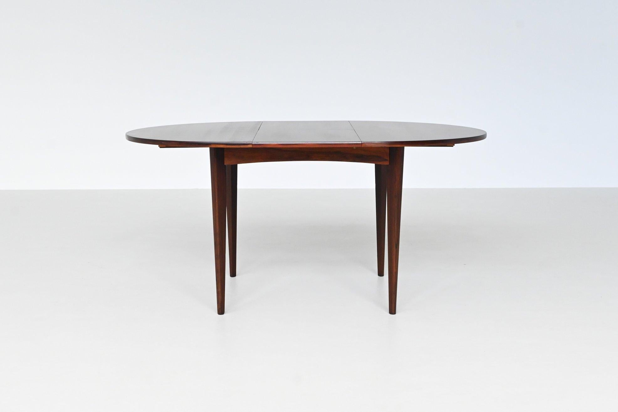 Danish extendable oval shaped dining table in rosewood Denmark 1960 In Good Condition In Etten-Leur, NL
