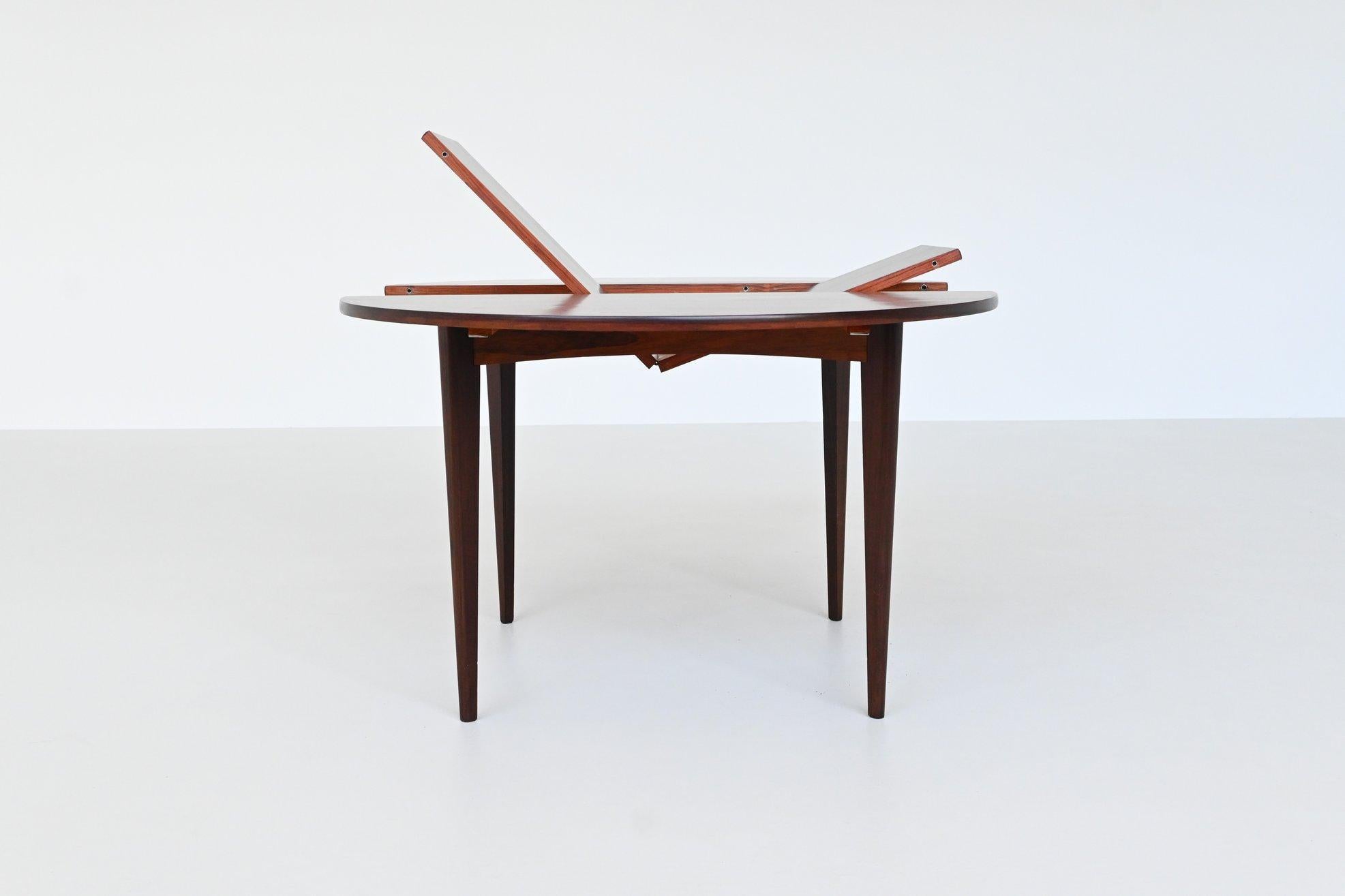 Mid-20th Century Danish extendable oval shaped dining table in rosewood Denmark 1960