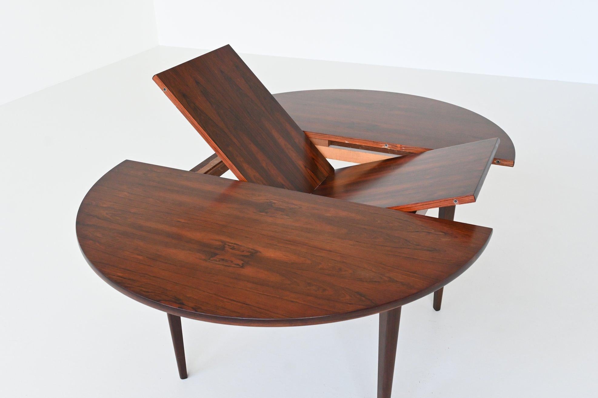 Rosewood Danish extendable oval shaped dining table in rosewood Denmark 1960