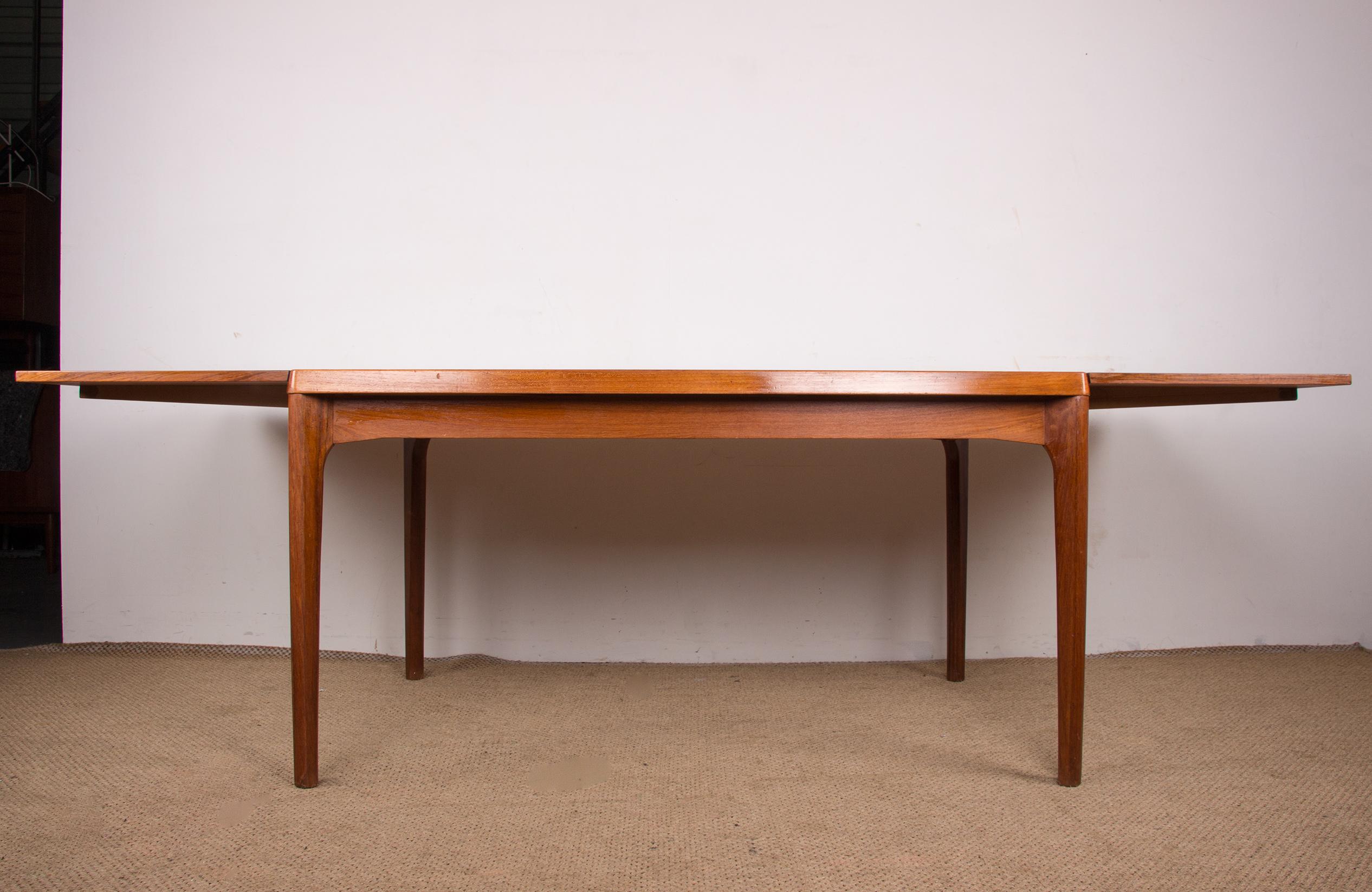 Danish extendable teak dining table by Henning Kjaernulf for Vejle Stole 1960. For Sale 8