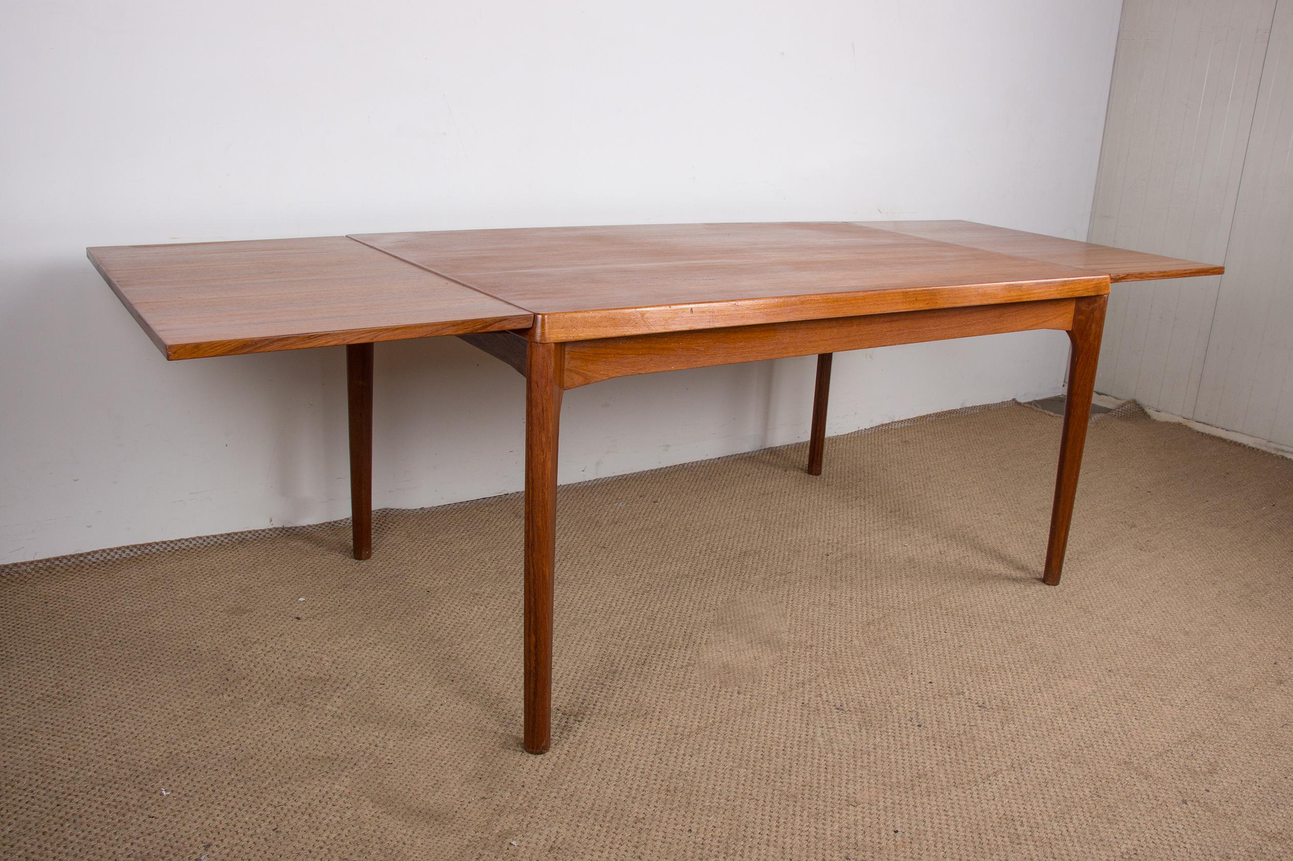 Danish extendable teak dining table by Henning Kjaernulf for Vejle Stole 1960. For Sale 11