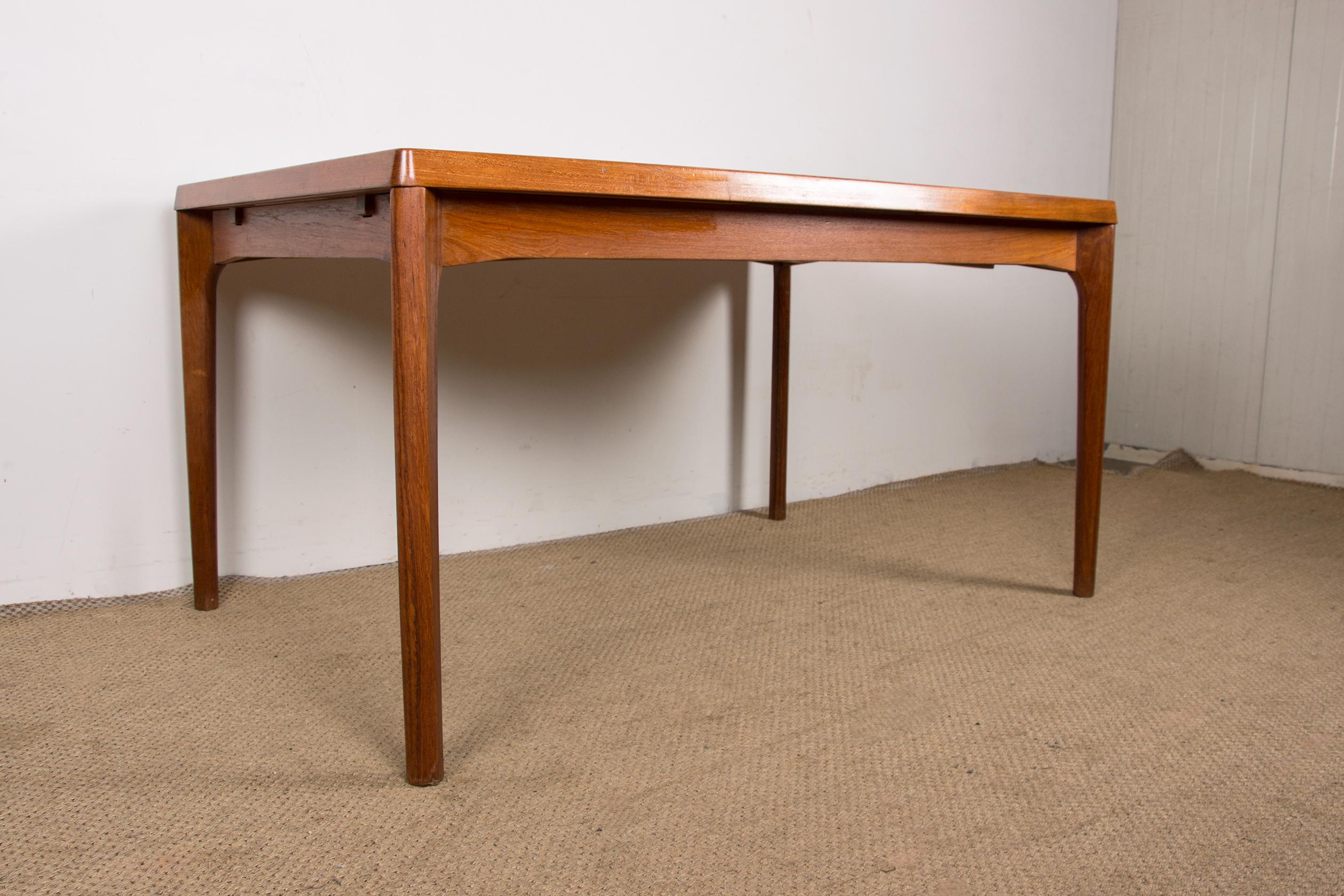 Mesa de comedor danesa extensible de teca, por Henning Kjaernulf para Vejle Stole 1960. Escandinavo moderno en venta