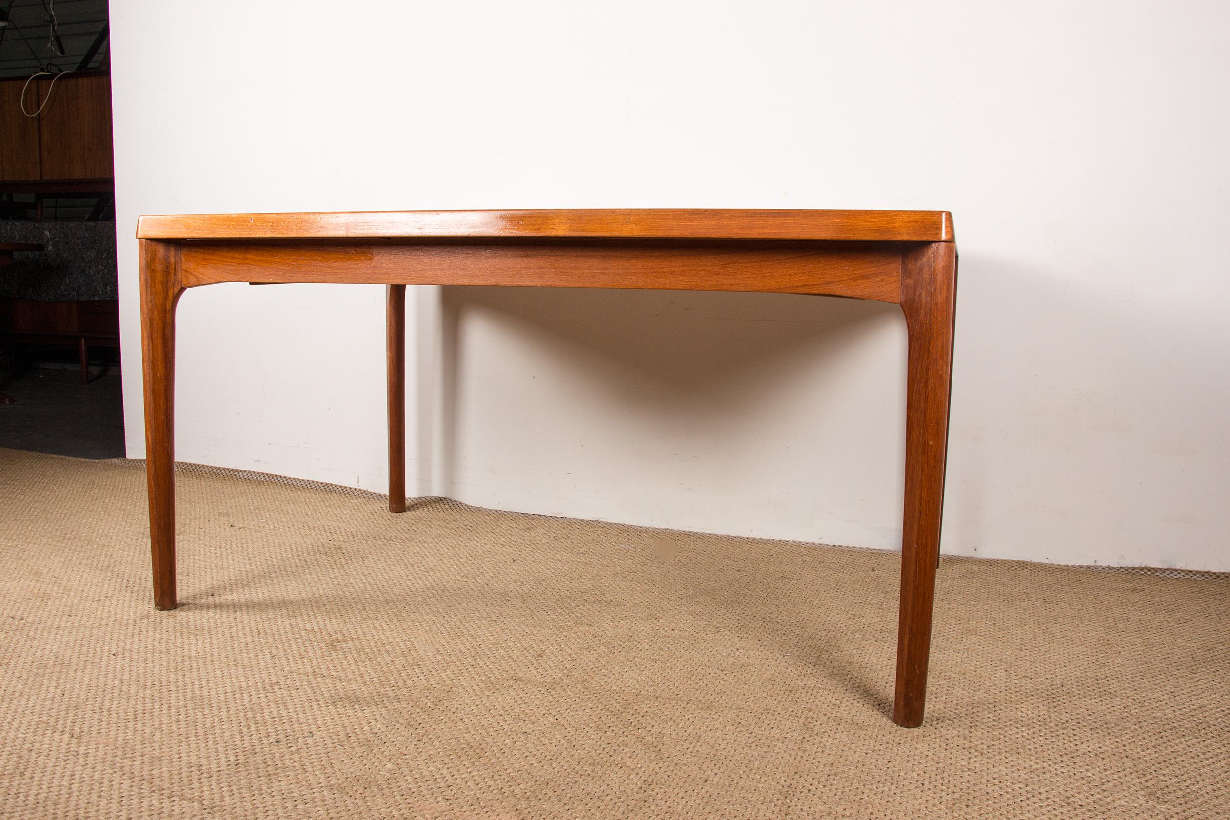 Teak Danish extendable teak dining table by Henning Kjaernulf for Vejle Stole 1960. For Sale