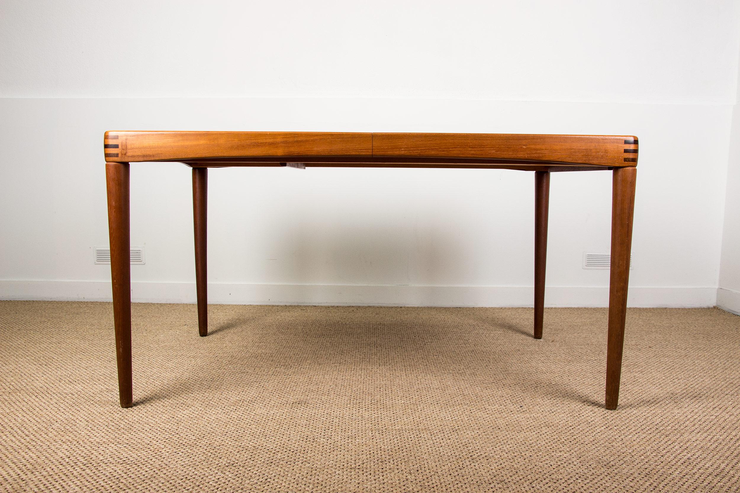 Table de salle à manger scandinave comprenant une grande rallonge de 60 cm qui se loge sous la table. 8/10 personnes. Superbe qualité de conception et de fabrication, très beau travail d'assemblage.
Longueurs : 135 cm - 195 cm avec extension