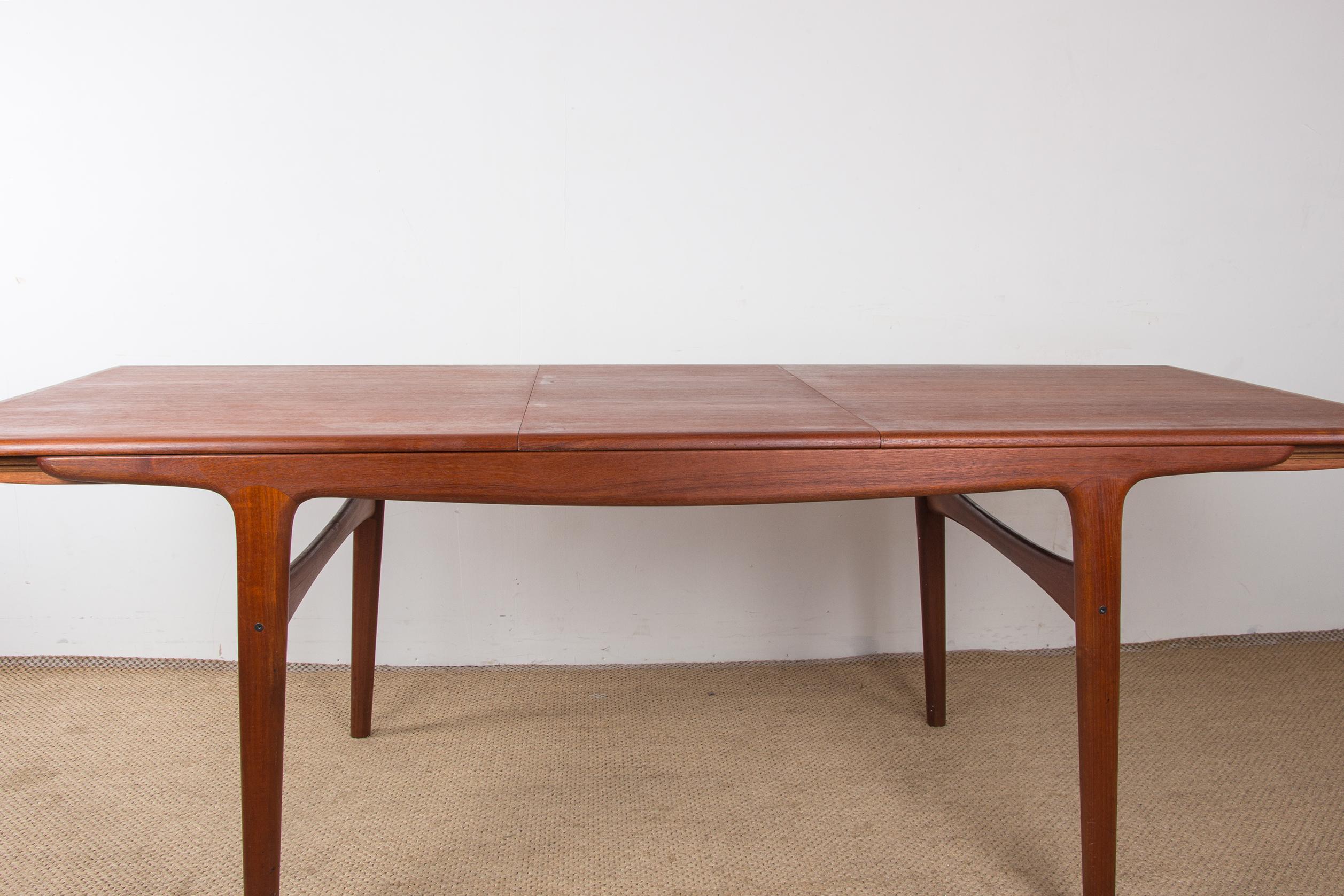 Danish Extendable Teak Dining Table model 217 by Arne Hovmand Olsen for Mogens K 11