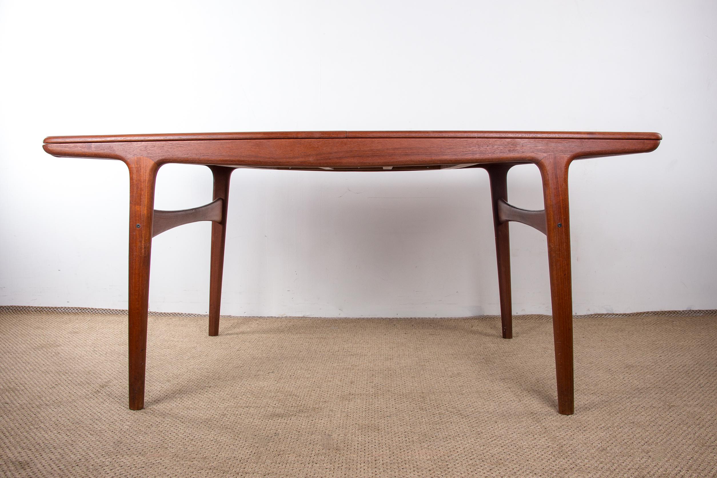 Large Scandinavian dining room table with two extension leaves that fit under the table, it can accommodate 10 people. 
Its base, oriented slightly outwards, and its airy top give it a lot of style. Very beautiful workmanship. This piece of