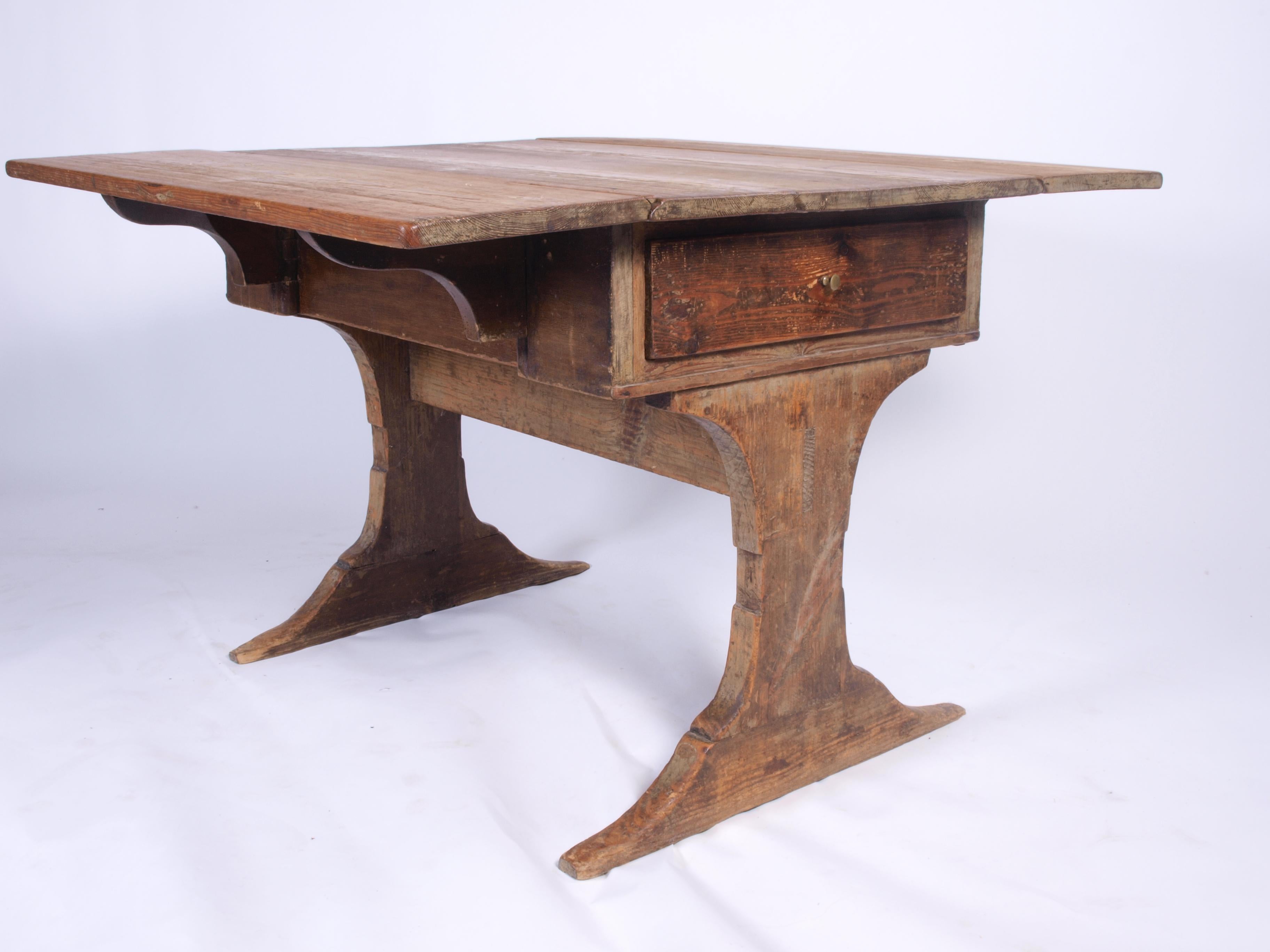 This old table hails from pre-1890 rural Denmark, commonly found in kitchens with foldable side extensions for added space. A distinct piece, it carries the charm of a work of art.

While originally meant for the kitchen, it can now serve as a