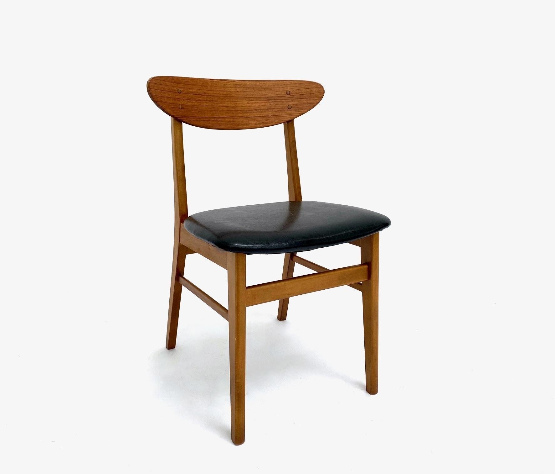 A beautiful set of 4 teak & beech black vinyl Model 210 dining chairs by Farstrup, these would make a stylish addition to any dining area.

The chairs have wide seat pads and sculptured timber backrests for enhanced comfort. A striking piece of