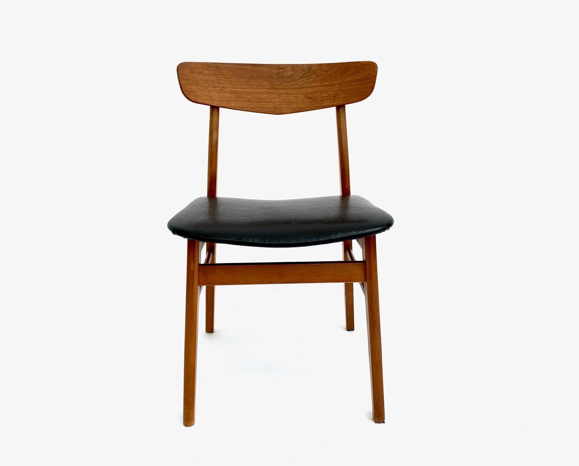 A beautiful set of 4 teak & beech black vinyl dining chairs by Farstrup, these would make a stylish addition to any dining area.

The chairs have wide seat pads and sculptured timber backrests for enhanced comfort. A striking piece of classically