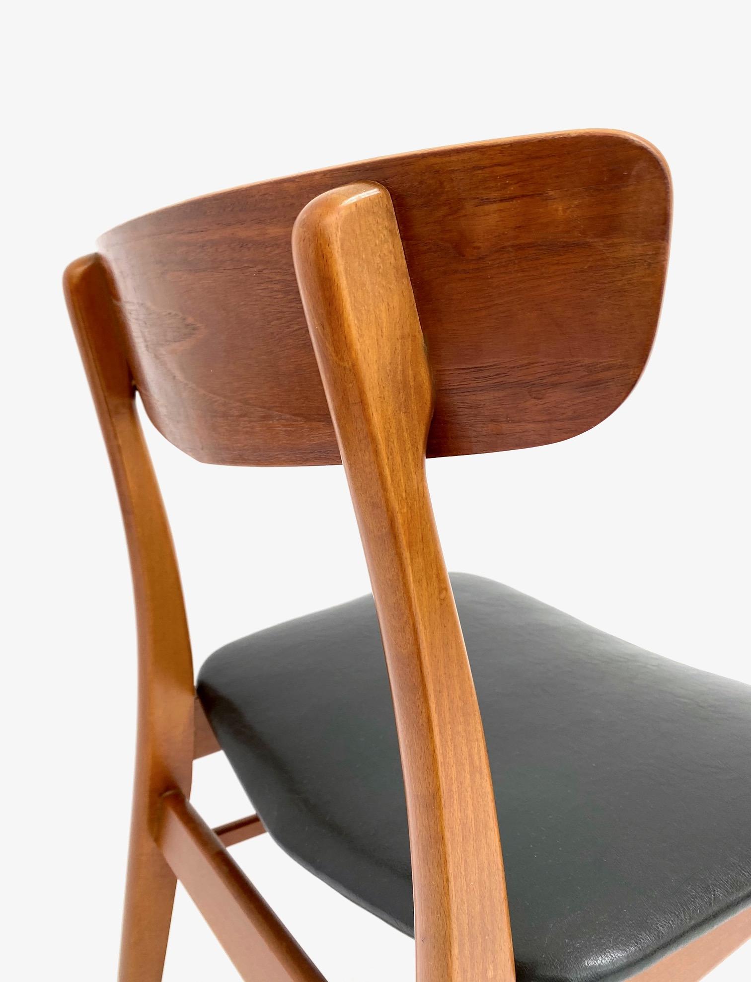 Imitation cuir Ensemble de 4 chaises de salle à manger danoises Farstrup en teck et vinyle noir Mid Century en vente