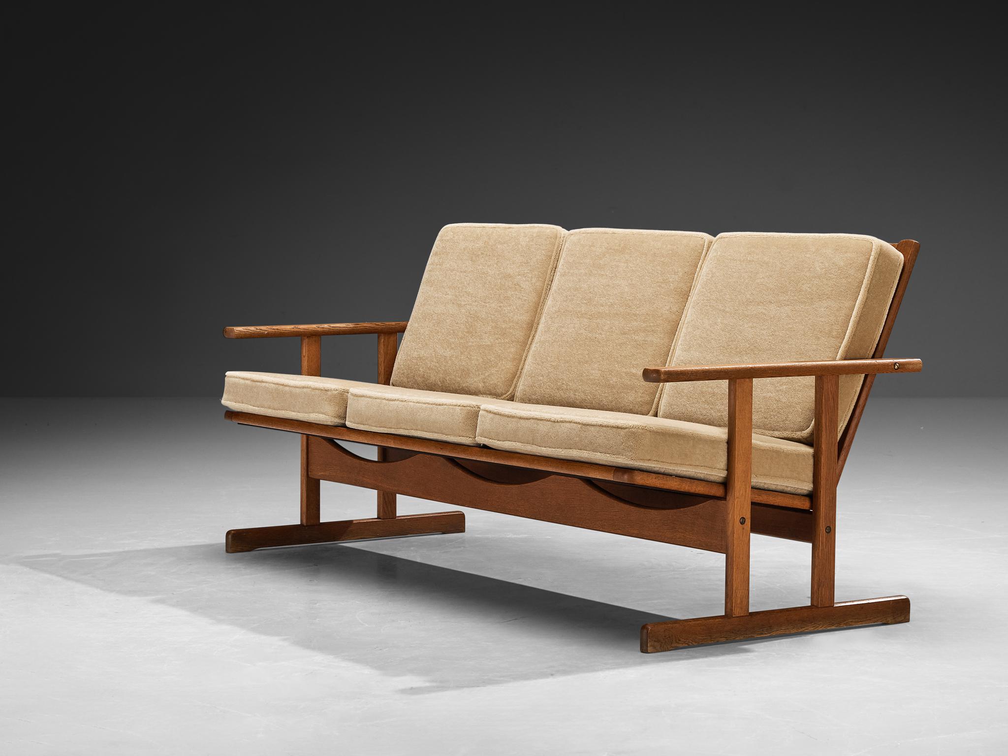FDB Møbler, sofa, solid oak, fabric, Denmark, 1940s

Crafted by the Danish furniture company FDB Møbler, this sofa reminds of the Shaker-line by Børge Mogensen. FDB and Mogensen aimed to revolutionize furniture design by prioritizing the needs of