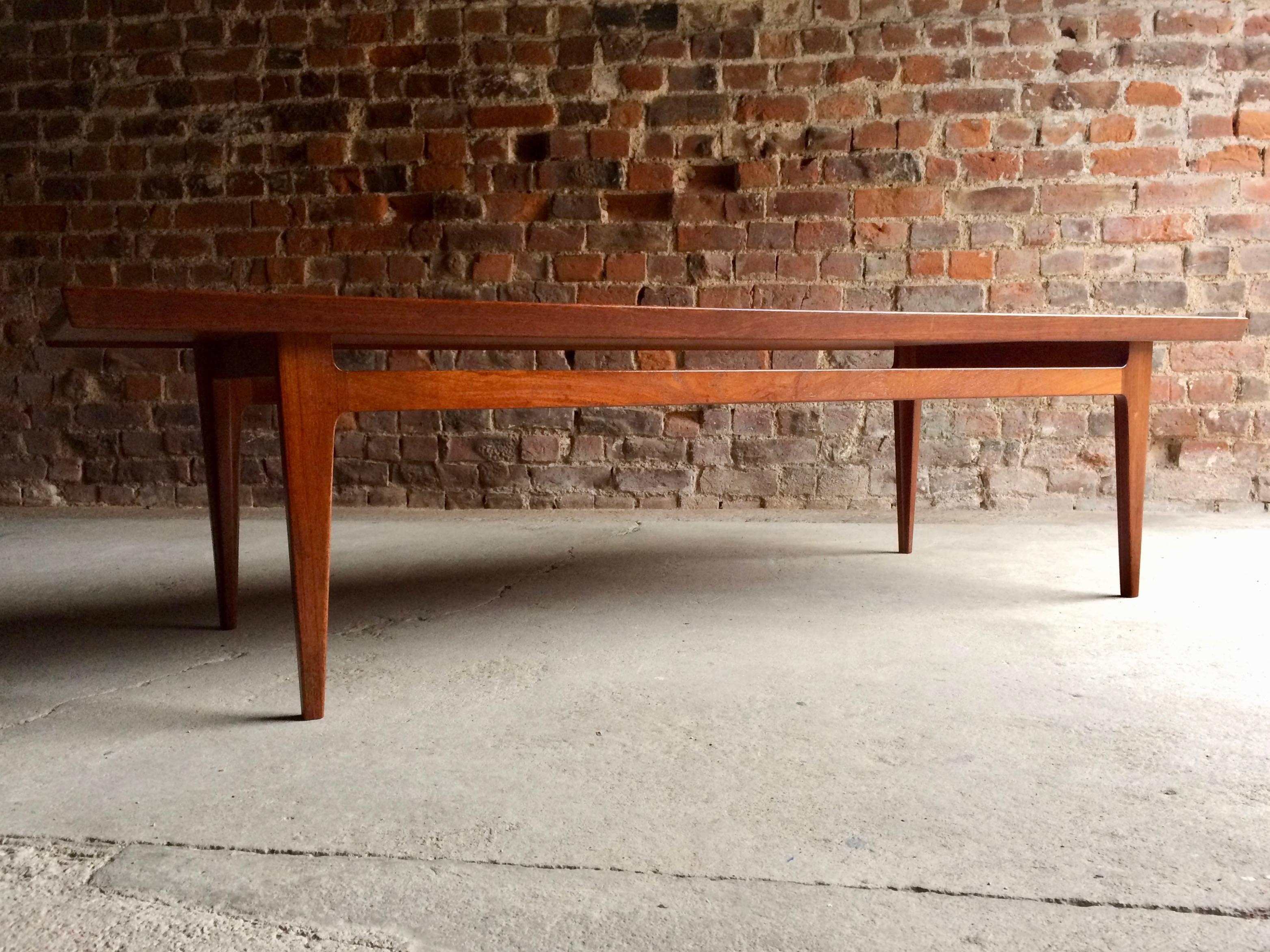 Fabulous rare midcentury Danish Finn Juhl solid teak lounge table produced by France & Son model 532, circa 1959, the rectangular lounge table with signature raised edges along the length of the table, the table has a beautiful wood grain with deep