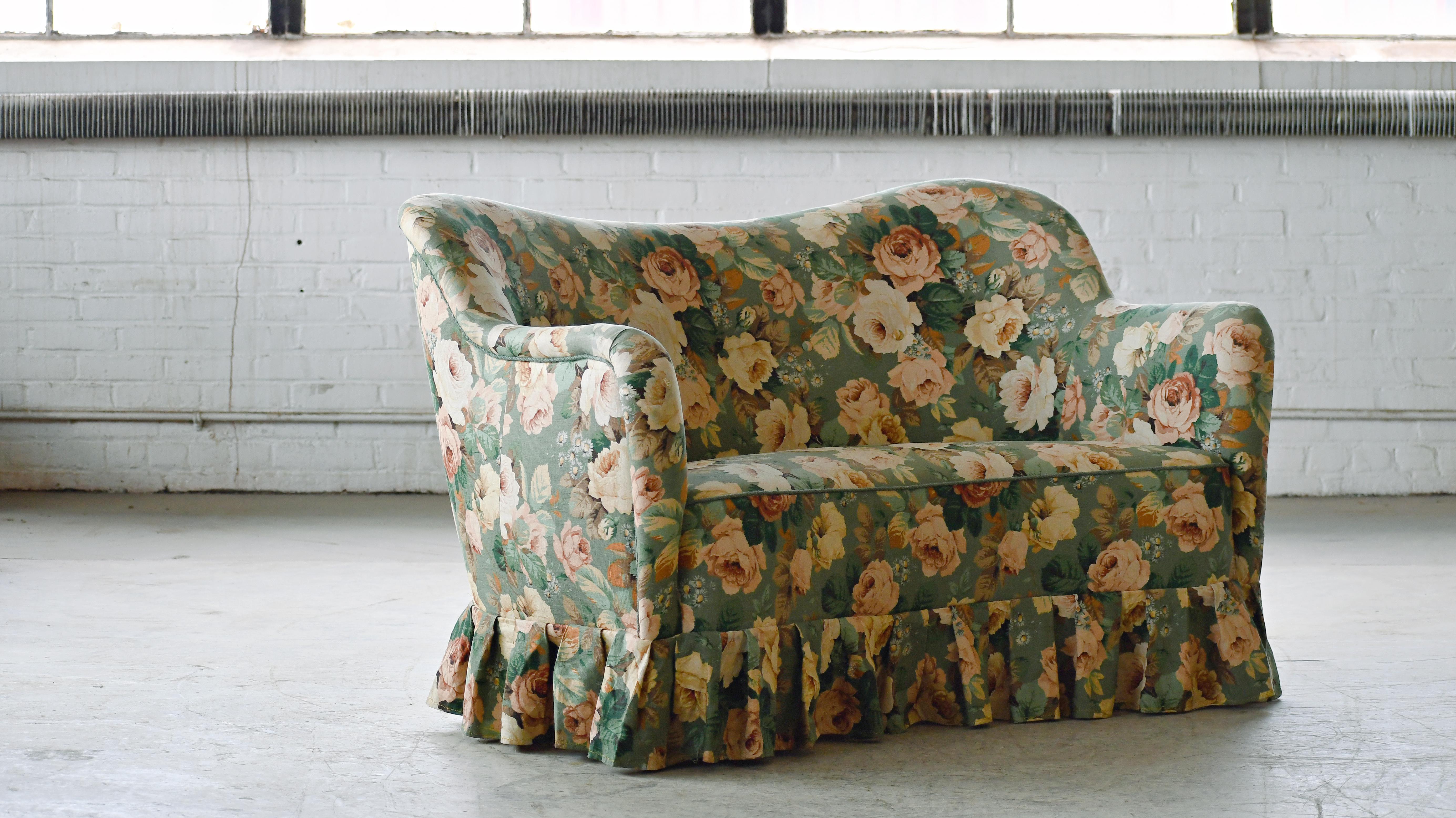 Sehr elegantes Sofa im Finn Juhl-Stil, hergestellt von Slagelse Mobelvaerk, Dänemark, irgendwann in den 1940er Jahren. Die Linien und Proportionen dieses Entwurfs sind einfach perfekt. Slagelse war ein Hersteller für Finn Juhl, und es wird oft