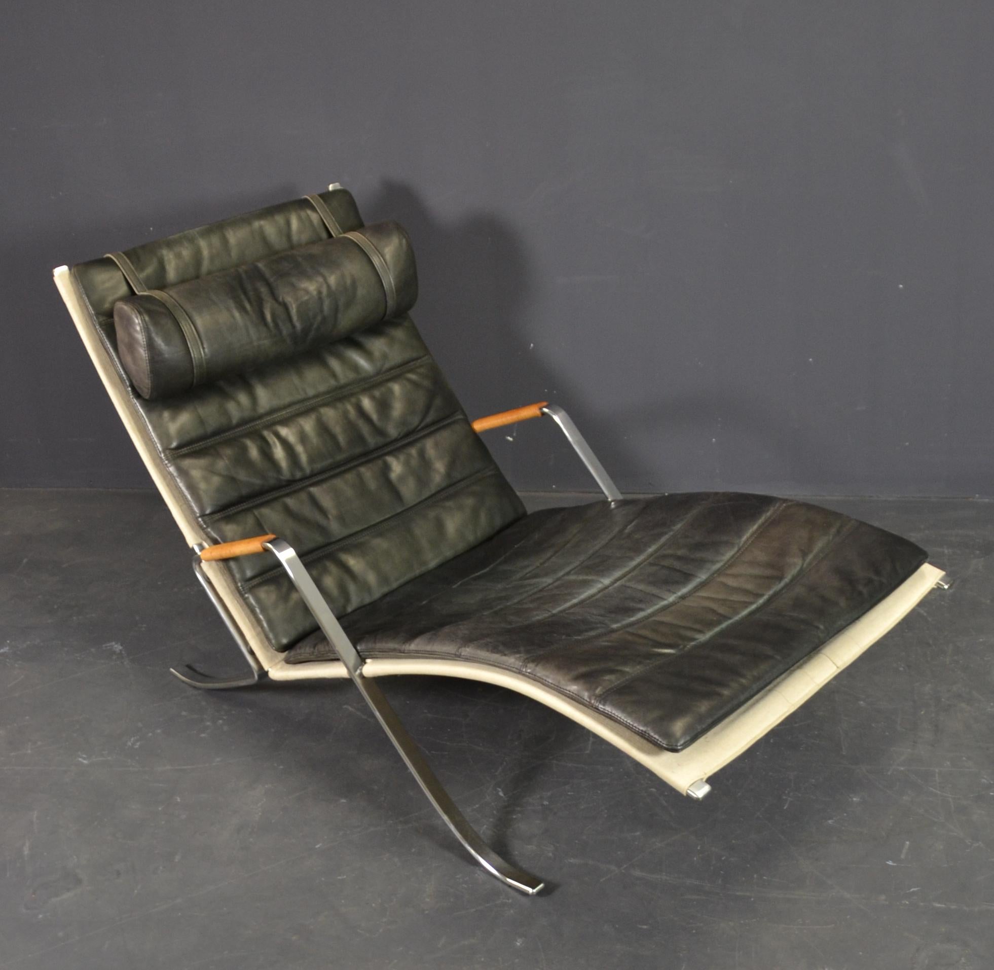 Design: Preben Fabricius and Jorgen Kastholm from 1965
Manufacturer: Lange Production Denmark
Model: FK87 Steel frame with canvas covering, loose pads in black leather. Armrests wrapped in leather cord.
Measures: Length approximate 145 cm
Width