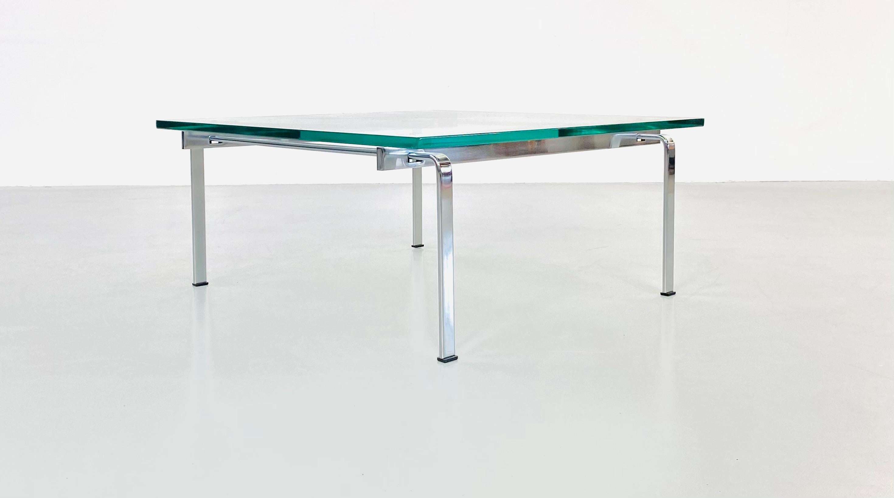 Cette table en verre et en acier plat a été conçue par Preben Fabricius (1931-1984) et Jørgen Kastholm (1931-2007). Ensemble, ils ont créé un studio de design, Fabricius & Kastholm, en 1961. Ces deux designers danois se sont attachés à créer des