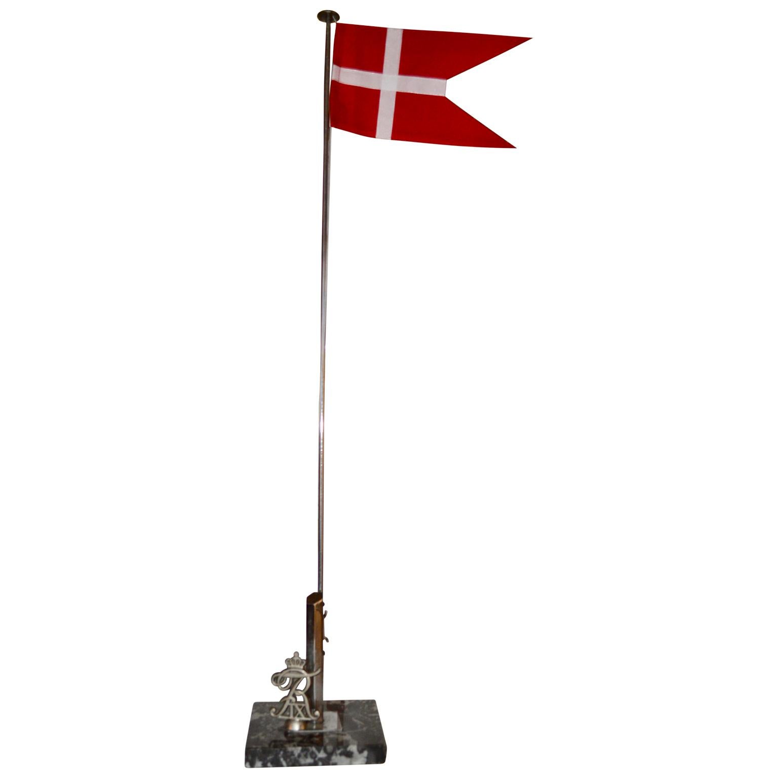 post flag size