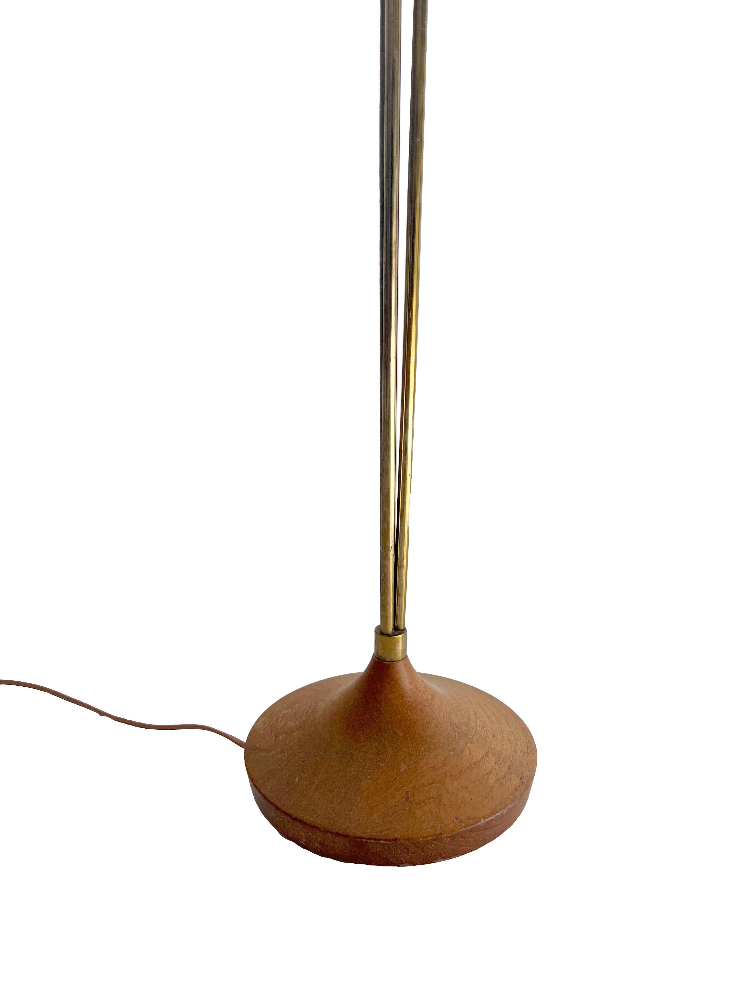 Danish floor lamp from the 70s - harmony, elegance and simplicity. In Good Condition For Sale In Barcelona, ES