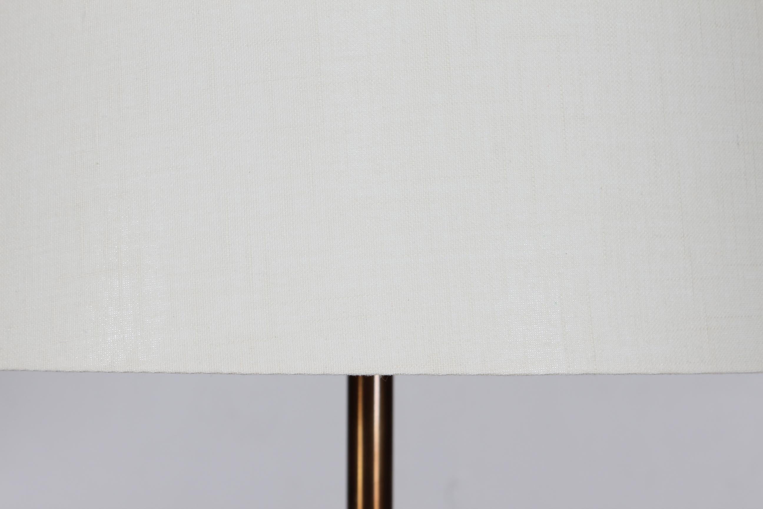 Laccato Lampada da terra danese Jo Hammerborg, stile metà secolo, teak, ottone e metallo nero in vendita