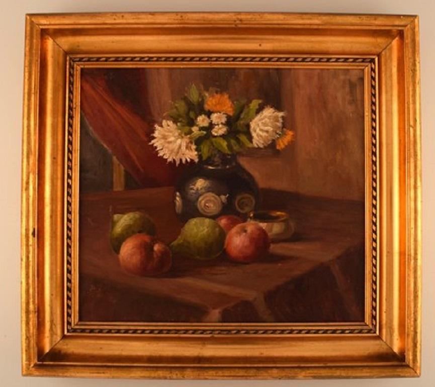 Danish flower painter. Oil on canvas. Still life with flowers and fruits, late 19th century.
The canvas measures: 37 x 32.5 cm.
The frame measures: 6.5 cm.
In very good condition.
Indistinctly signed.