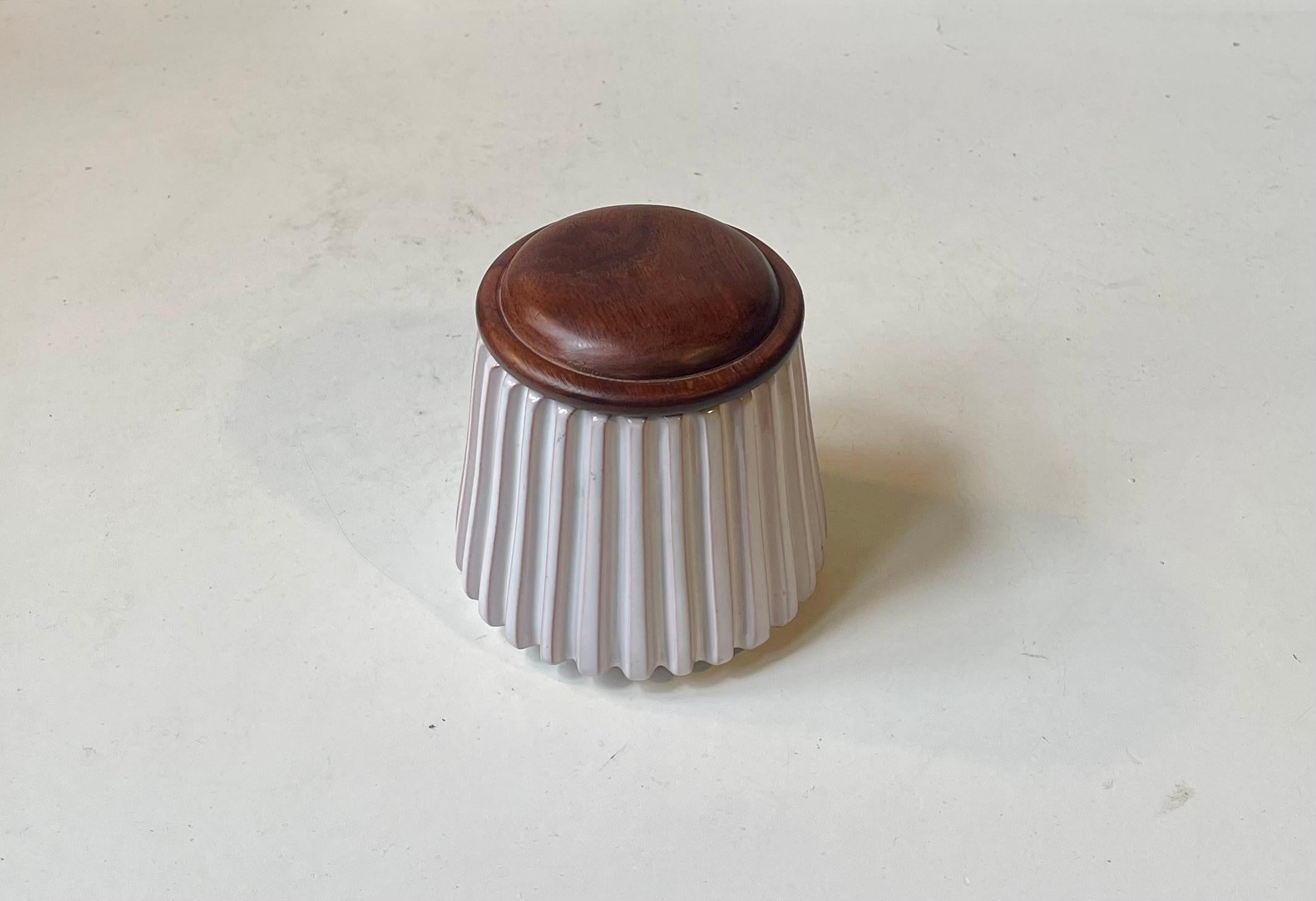 Mid-Century moderno Vaso scanalato danese in ceramica bianca di Esben & Lauge per Eslau, anni '50 in vendita