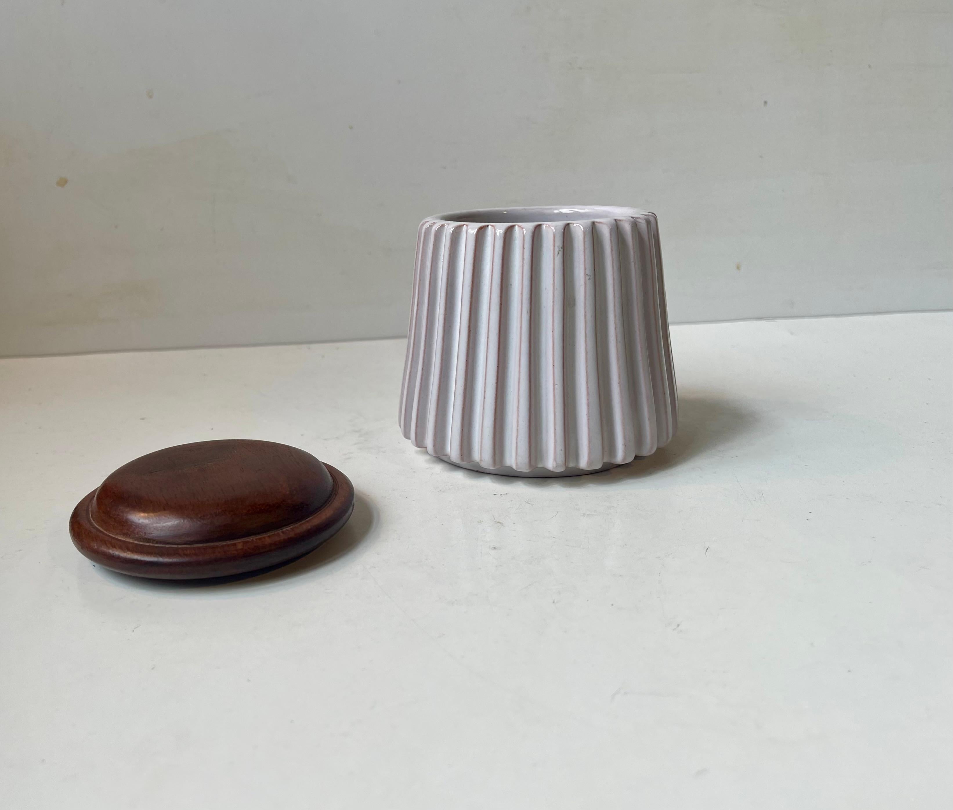 Danese Vaso scanalato danese in ceramica bianca di Esben & Lauge per Eslau, anni '50 in vendita
