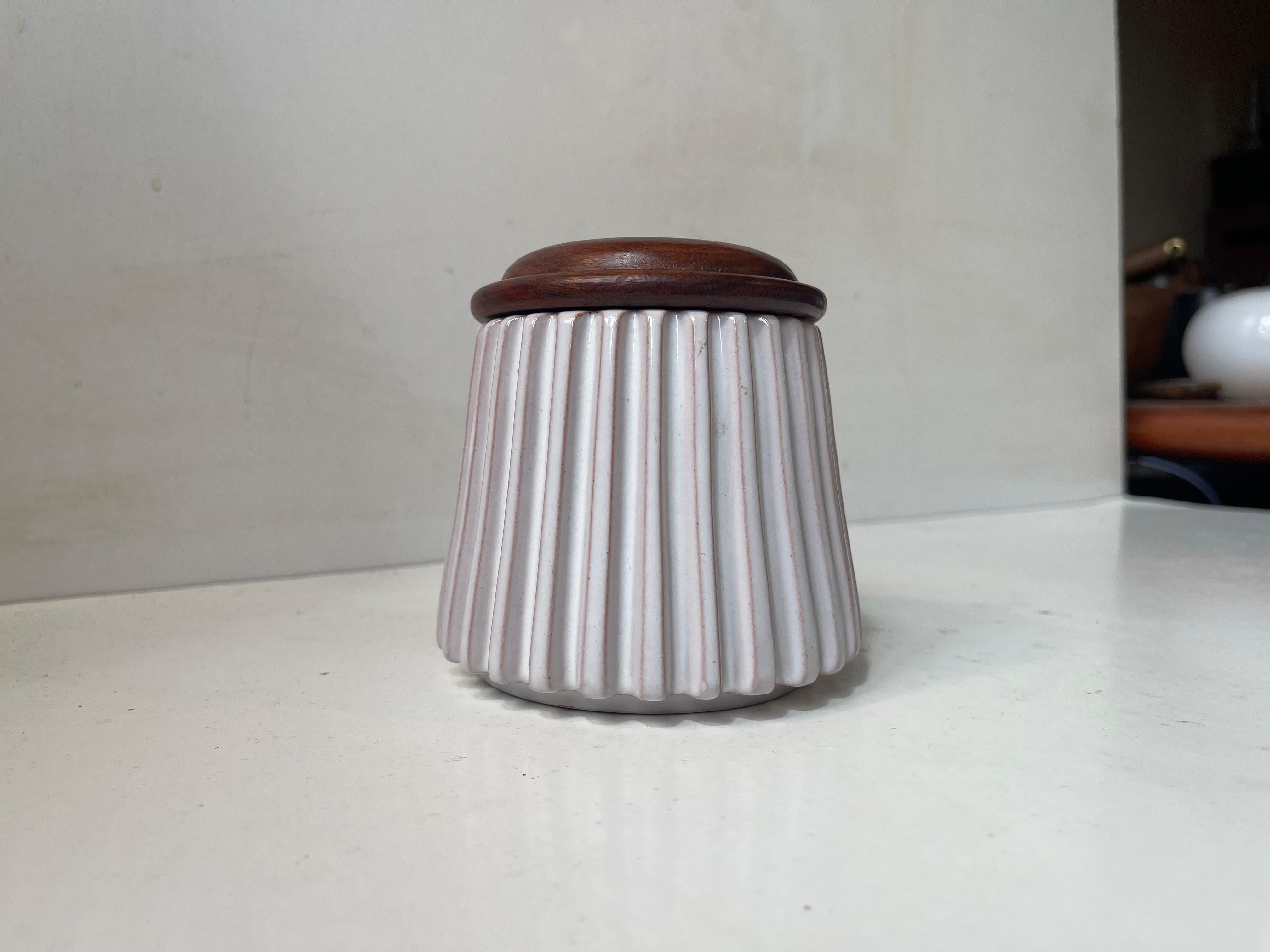 Smaltato Vaso scanalato danese in ceramica bianca di Esben & Lauge per Eslau, anni '50 in vendita