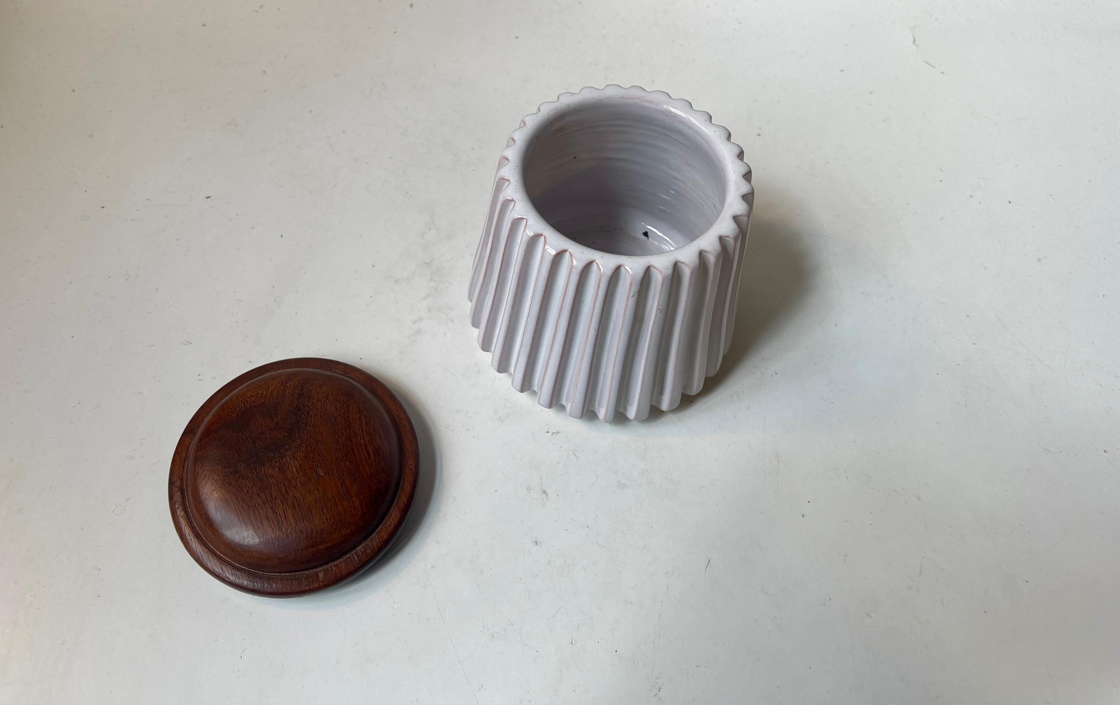 Vaso scanalato danese in ceramica bianca di Esben & Lauge per Eslau, anni '50 In condizioni buone in vendita a Esbjerg, DK