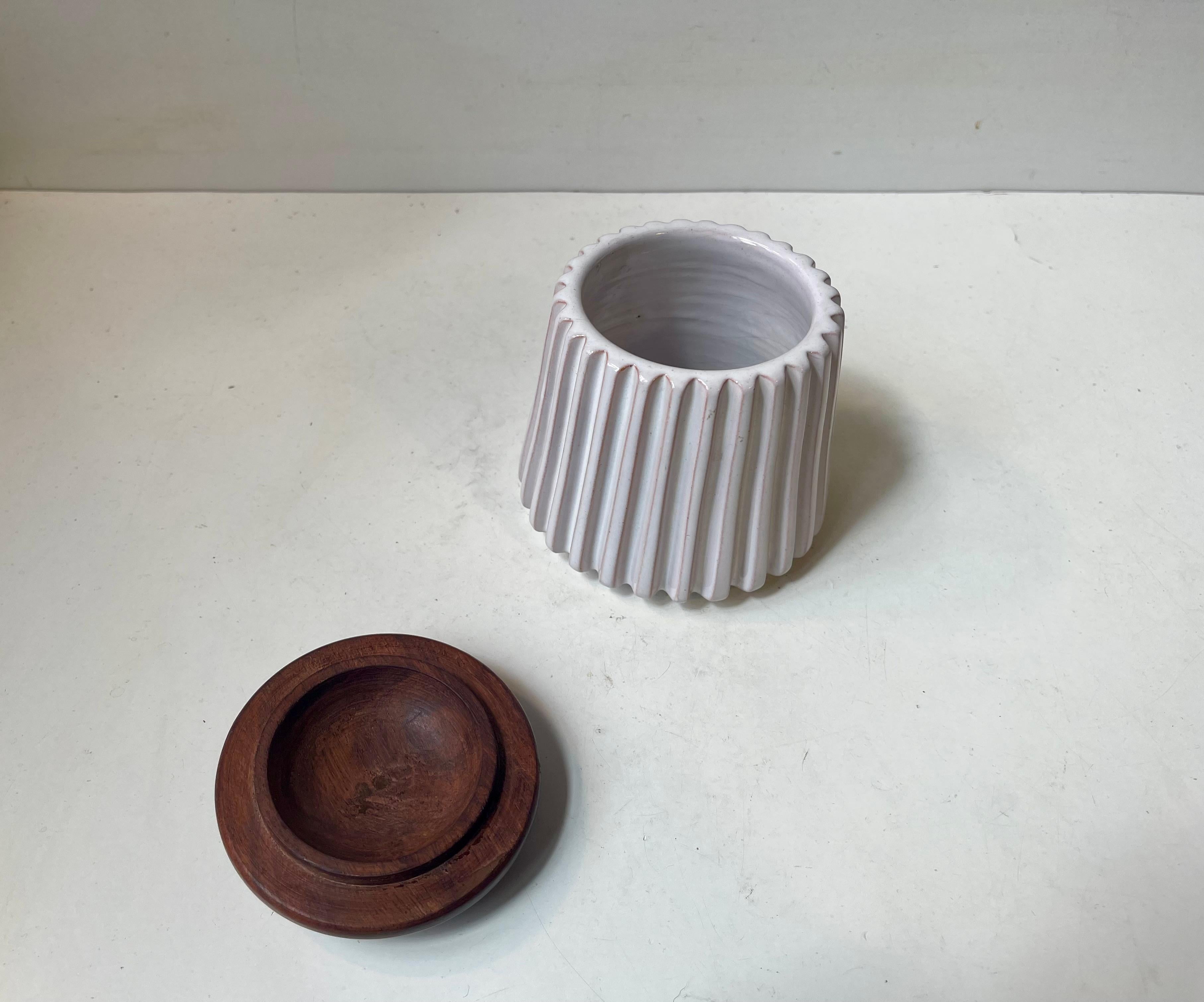 Metà XX secolo Vaso scanalato danese in ceramica bianca di Esben & Lauge per Eslau, anni '50 in vendita