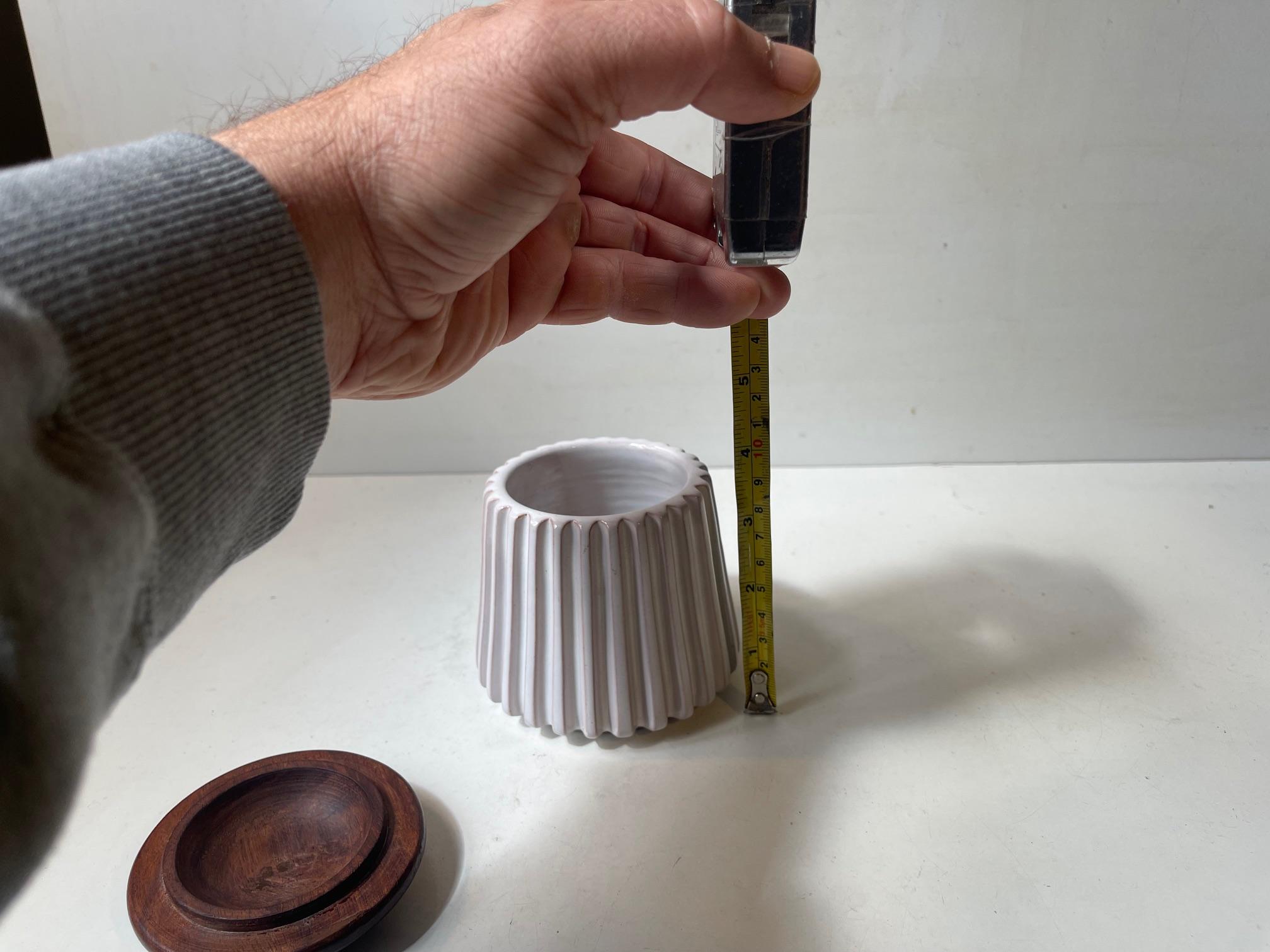 Ceramica Vaso scanalato danese in ceramica bianca di Esben & Lauge per Eslau, anni '50 in vendita
