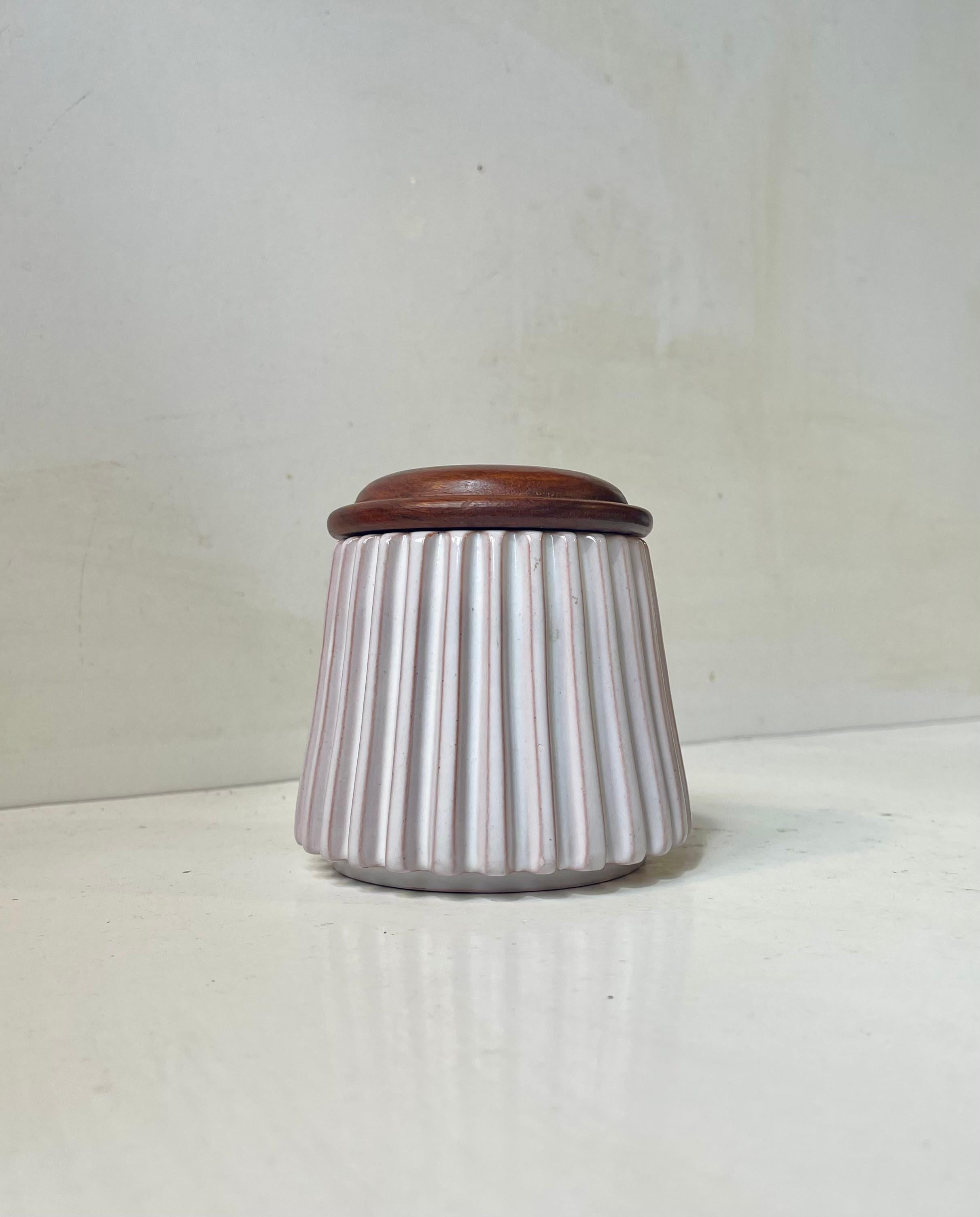Vaso scanalato danese in ceramica bianca di Esben & Lauge per Eslau, anni '50 in vendita 1
