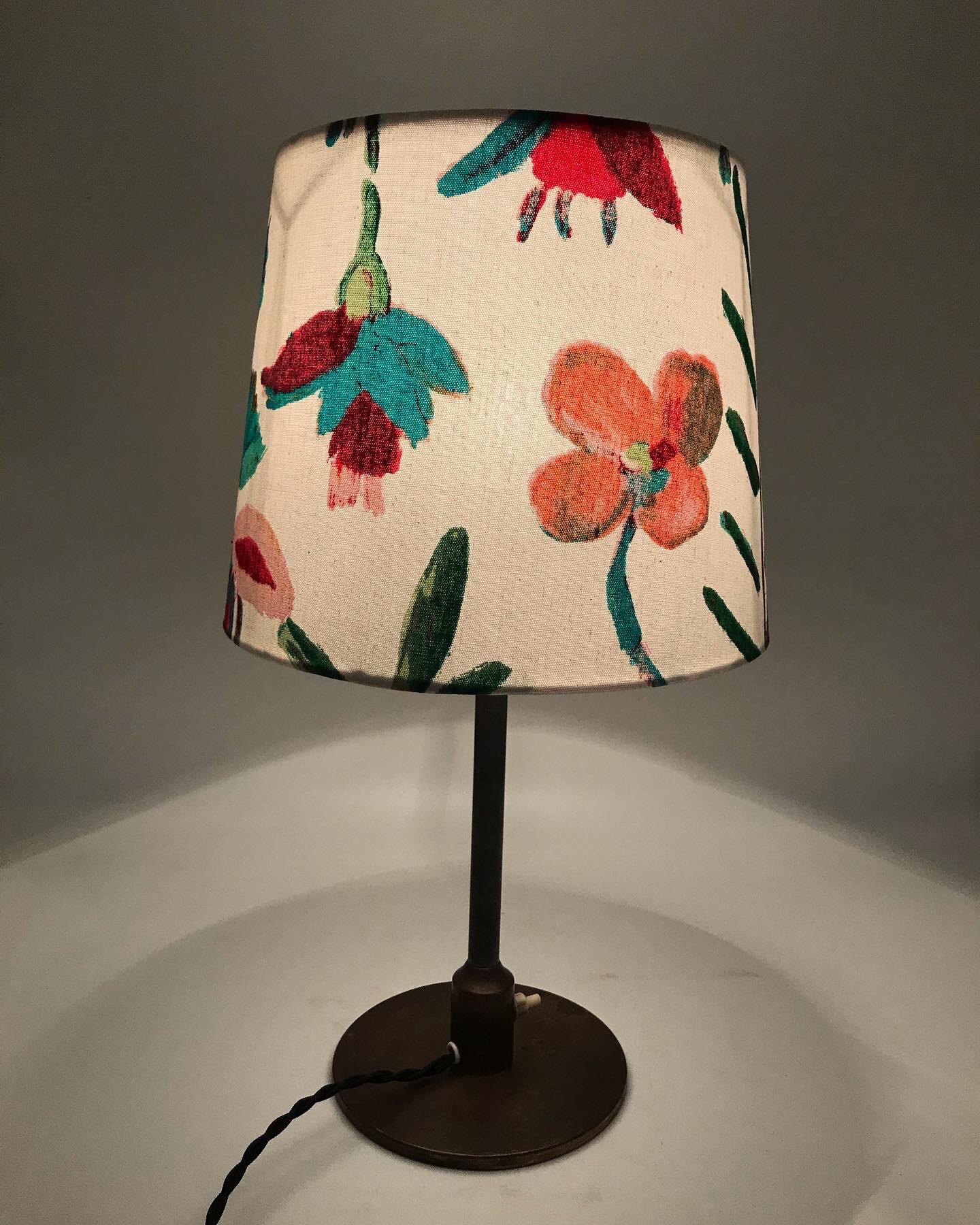 Danish Fog & Mørup table lamp in brass and topped with a beautiful lampshade from ArtbyMaj in the manner of Josef Frank.
A lovely midcentury table lamp in Danish design and quality.
Rewired and can be fitted with an EU or US plug.