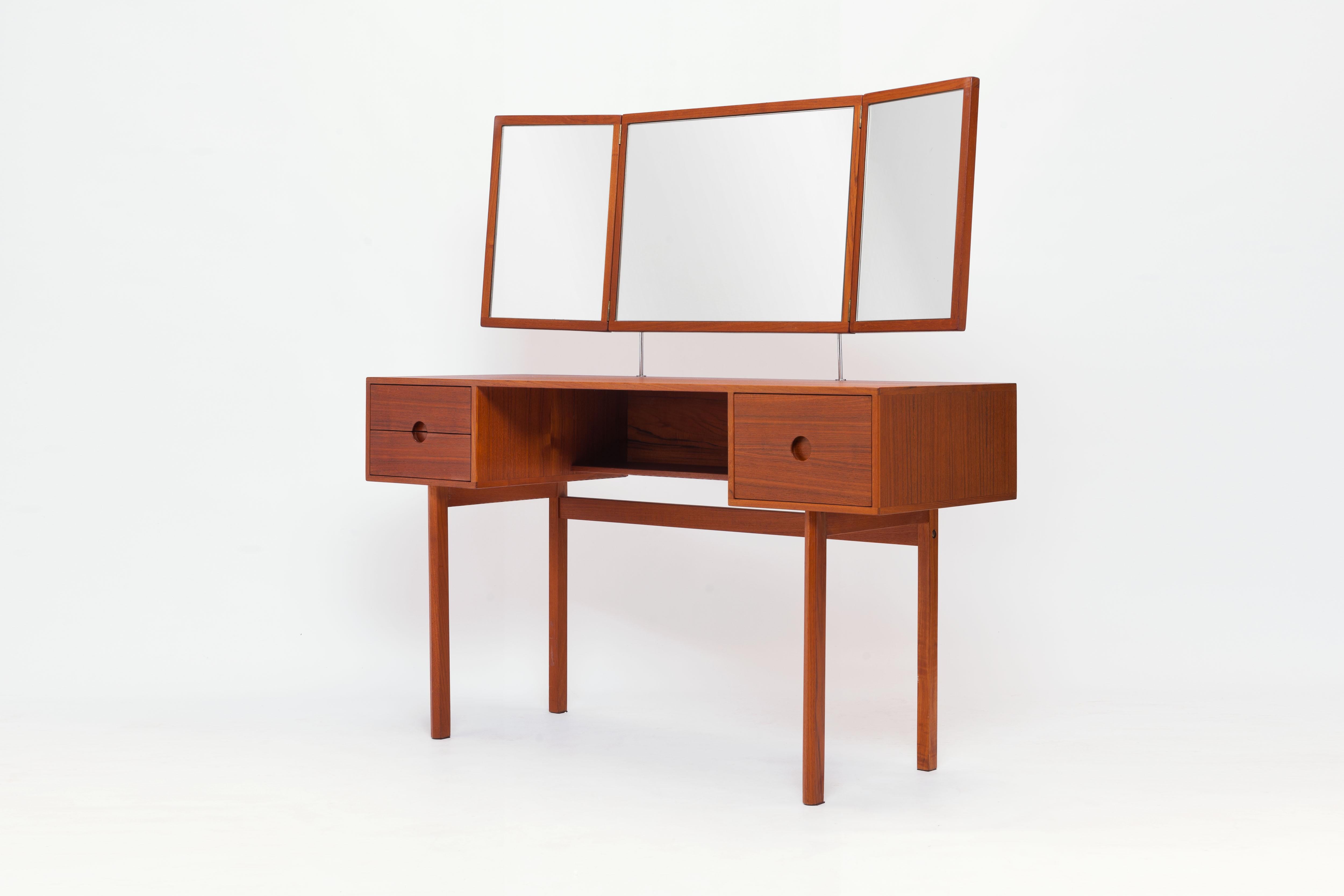 Beautiful teak dressing table / vanity (model 40) by Danish designer Kai Kristiansen, designed in the mid-1960s for Aksel Kjersgaard Denmark. The table is made of mainly solid wood, the drawer fronts are equipped with a striking round recessed