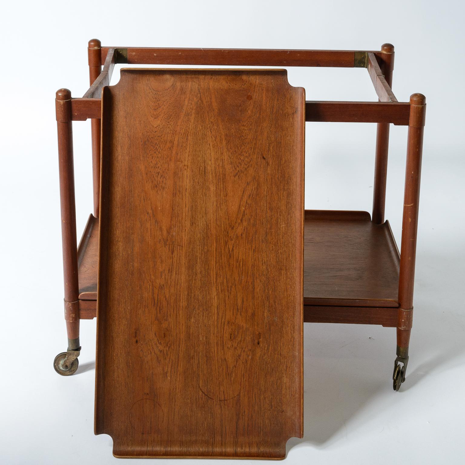 Danish Folding Removable Tray table/ Server In Good Condition For Sale In West Palm Beach, FL
