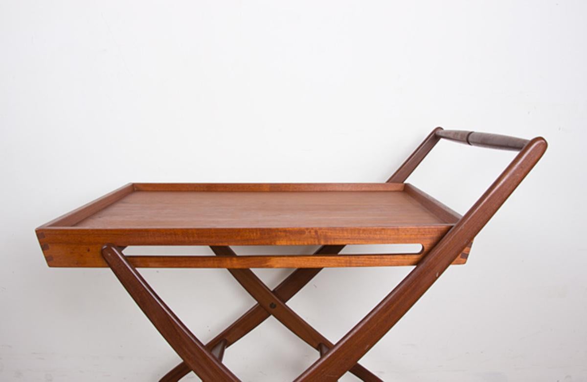 Danish folding teak rolling table by Svend Aage Madsen for Illums Bolhigus 1960. In Excellent Condition For Sale In JOINVILLE-LE-PONT, FR