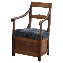 Fauteuil d'art populaire danois en chêne massif et peau de mouton du Gotland, milieu du 19e siècle