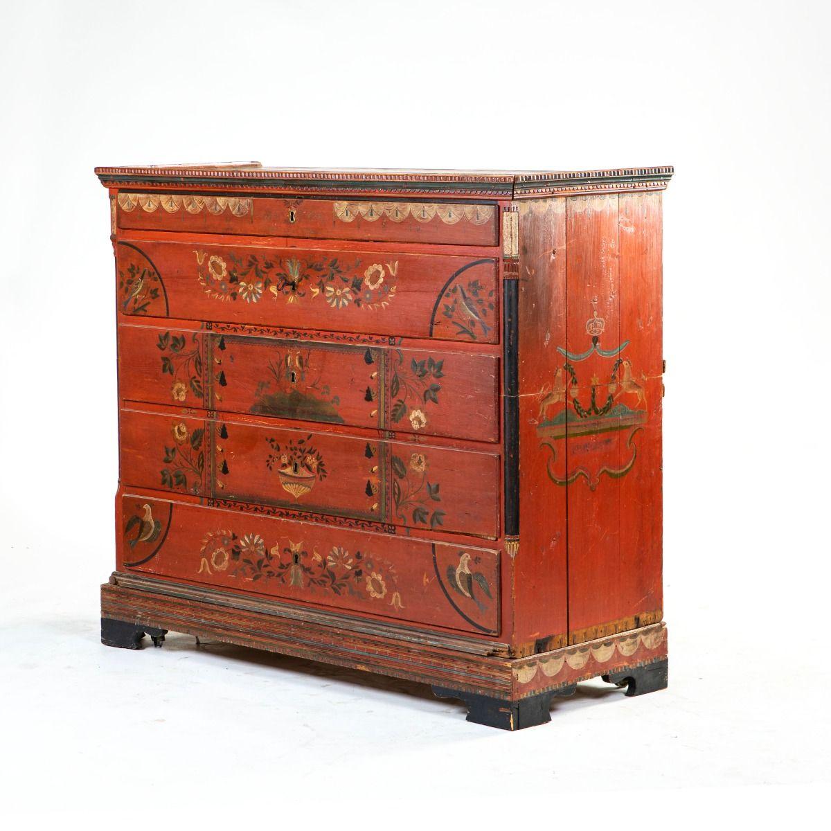 Grande commode danoise, fabriquée en 1833 par l'ébéniste Niels P. Dyhr à Nykøbing Mors, Danemark.
Cette pièce très décorative et exceptionnellement bien conservée présente une riche peinture polychrome d'origine sur toute sa surface.

Le coffre est