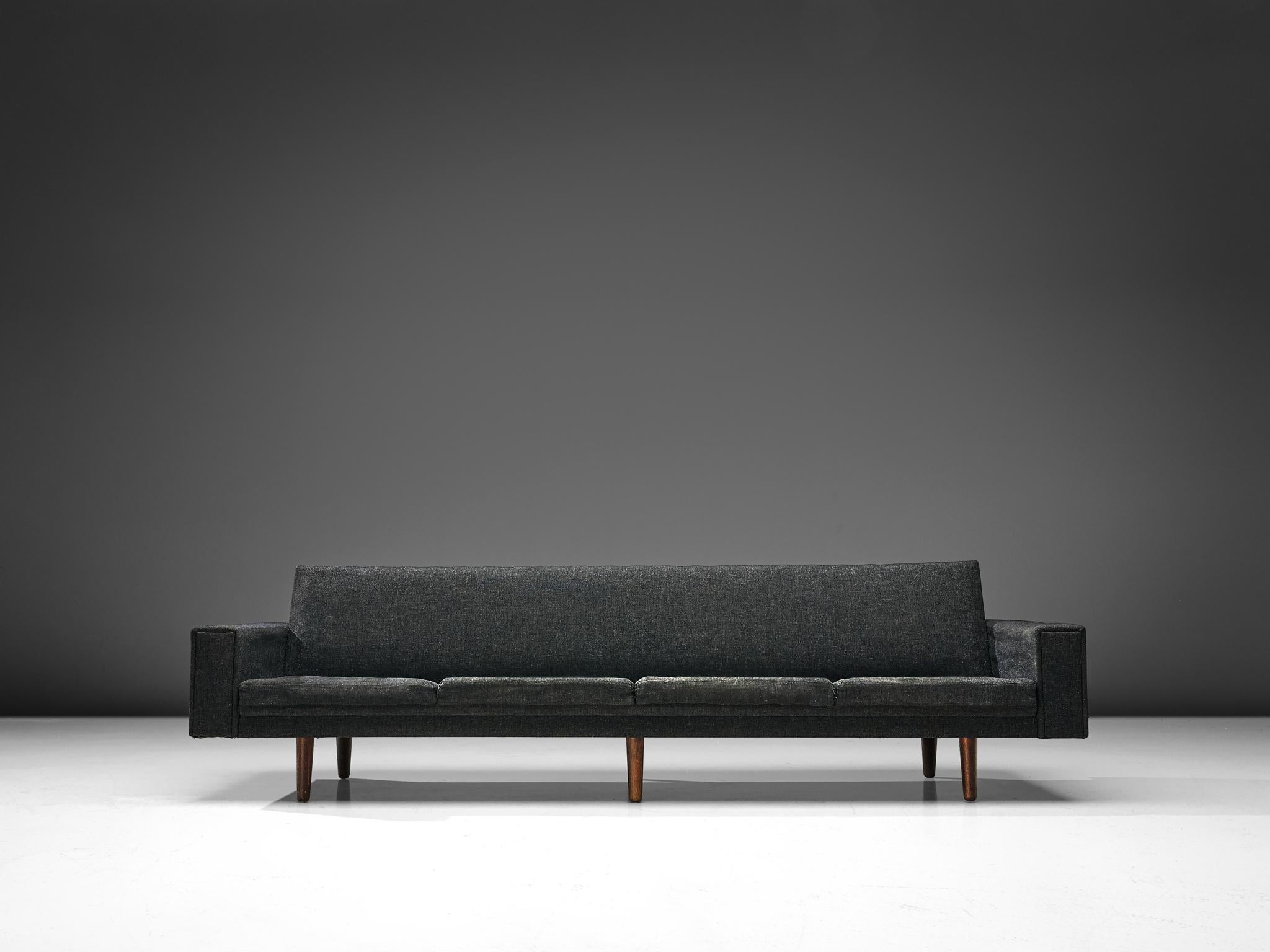 Dänisches Sofa mit dunkelgrauer Polsterung (Mitte des 20. Jahrhunderts) im Angebot