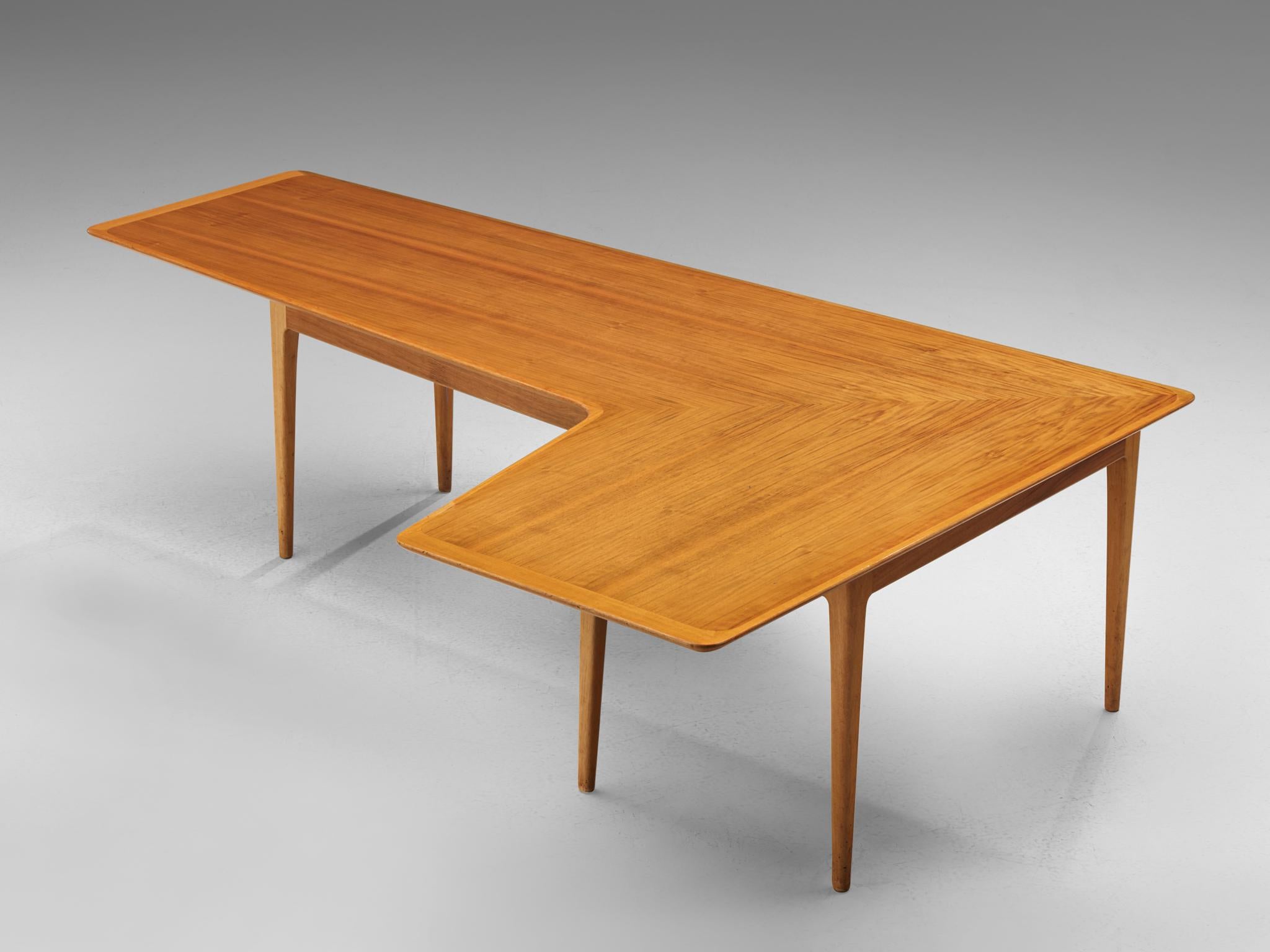 Coffee table, walnut, Denmark, 1960s 

This elegant angular table is made in Denmark in the 1960s. It is executed with squared tapered legs and an eye-catching boomerang shaped top in walnut wood. The table top shows a beautiful subtle wood grain